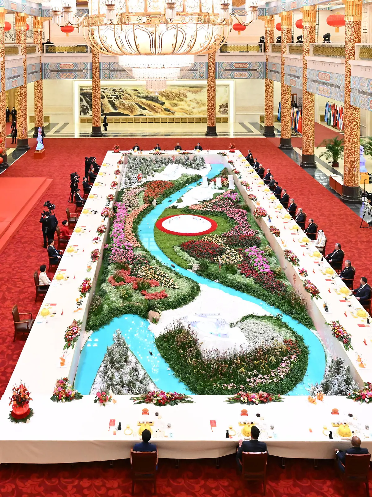 (220205) -- BEIJING, Feb. 5, 2022 (Xinhua) -- Chinese President Xi Jinping and his wife Peng Liyuan host a banquet to welcome distinguished guests from around the world who attended the opening ceremony of the Beijing 2022 Olympic Winter Games, at the Great Hall of the People in Beijing, capital of China, Feb. 5, 2022. (Xinhua/Shen Hong)