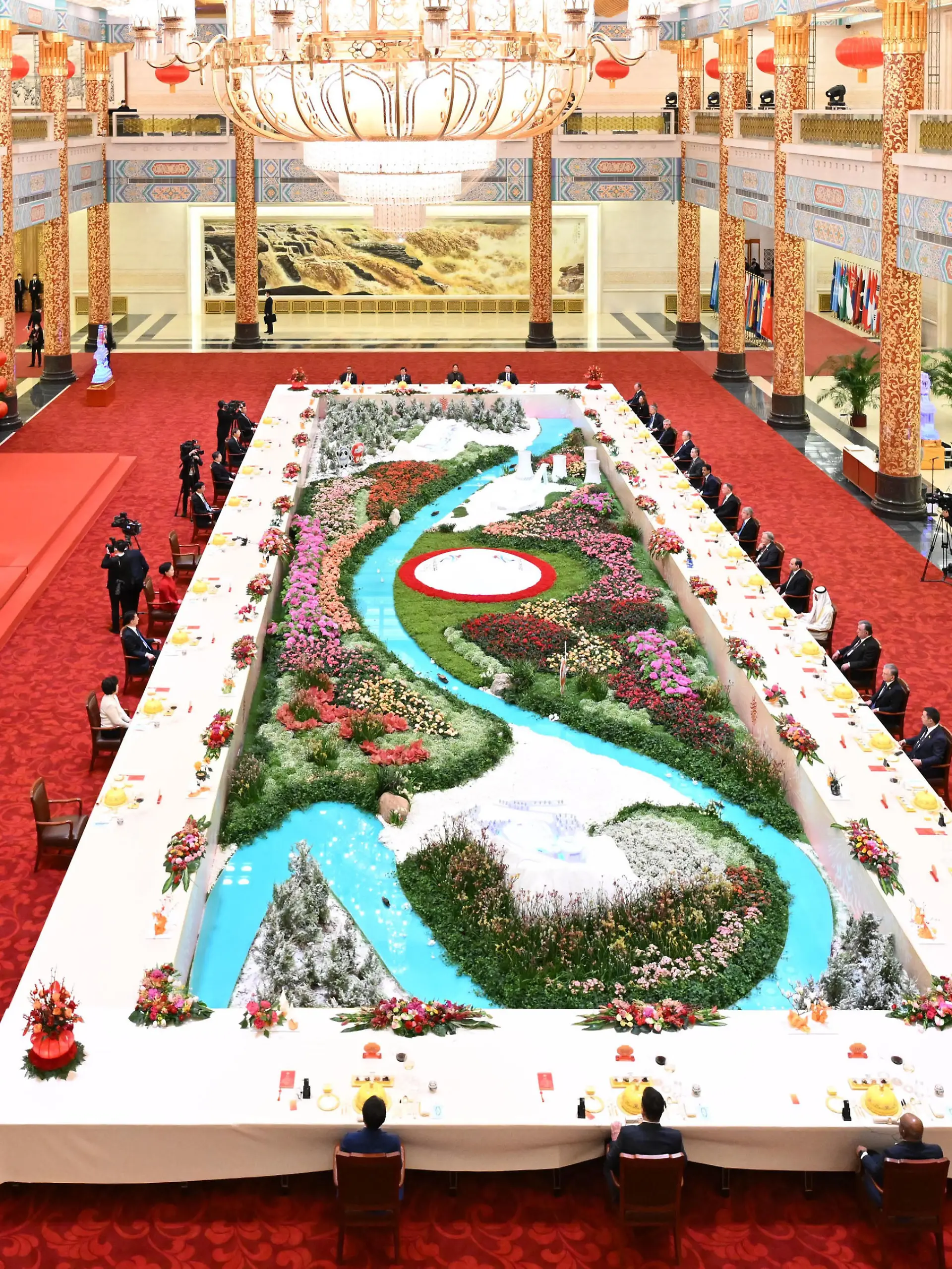 (220205) -- BEIJING, Feb. 5, 2022 (Xinhua) -- Chinese President Xi Jinping and his wife Peng Liyuan host a banquet to welcome distinguished guests from around the world who attended the opening ceremony of the Beijing 2022 Olympic Winter Games, at the Great Hall of the People in Beijing, capital of China, Feb. 5, 2022. (Xinhua/Shen Hong)