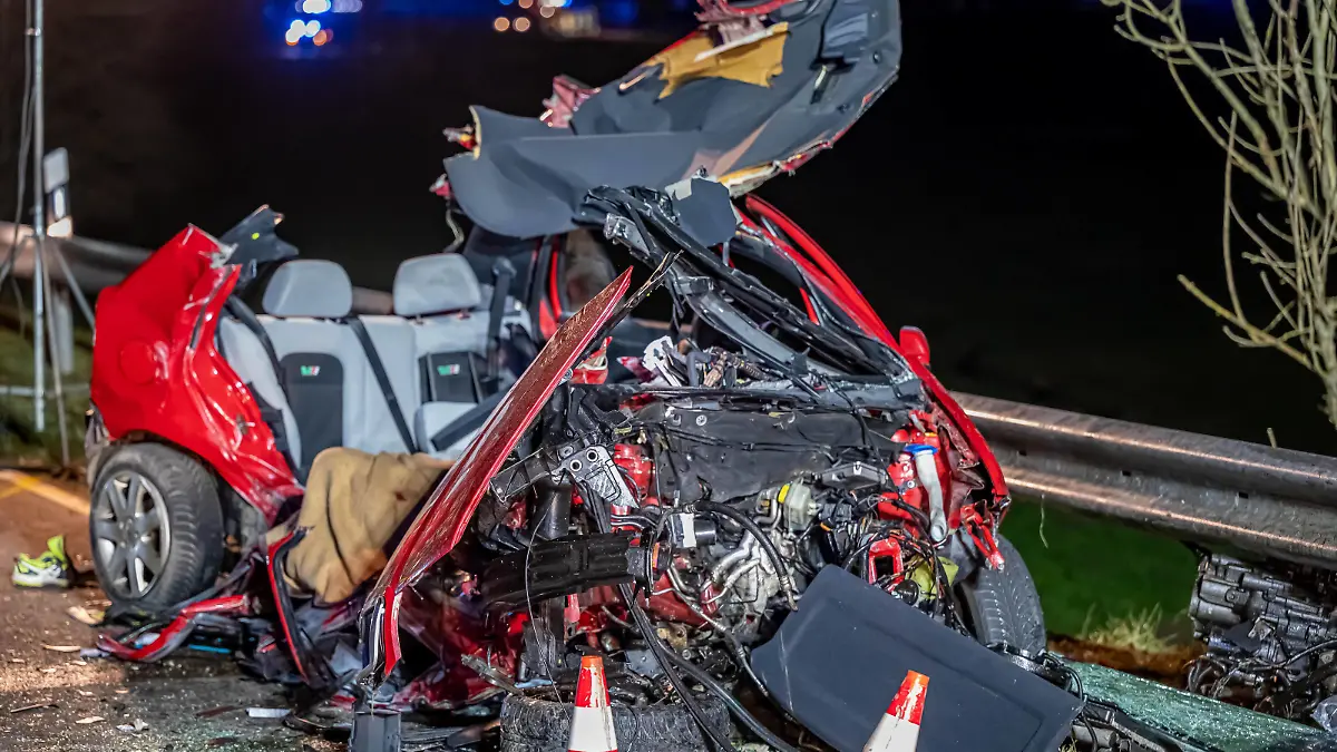  Zwei Tote und eine Schwerverletzte Person bei sehr schwerem Frontalzusammenstoß Bei einem sehr schweren Unfall in Gummersbach sind am frühen Samstagabend zwei Insassen eines Skoda bei einem Unfall im Begegnungsverkehr tödlich verletzt worden. Im ebenfalls beteiligten Ford Focus wurde eine Person so schwer verletzt, dass sie mit einem nachtflugtauglichem Rettungshubschrauber in eine Unfallklinik geflogen wurde. Die B54 war nahe der Grenzen zum Kreis Olpe und zum Märkischen Kreis bis in die Nacht voll gesperrt. Die Polizei ermittelt auf Hochtouren, wie es zu der Kollision kommen konnte. Gummersbach Oberbergischer Kreis Nordrhein-Westfalen
