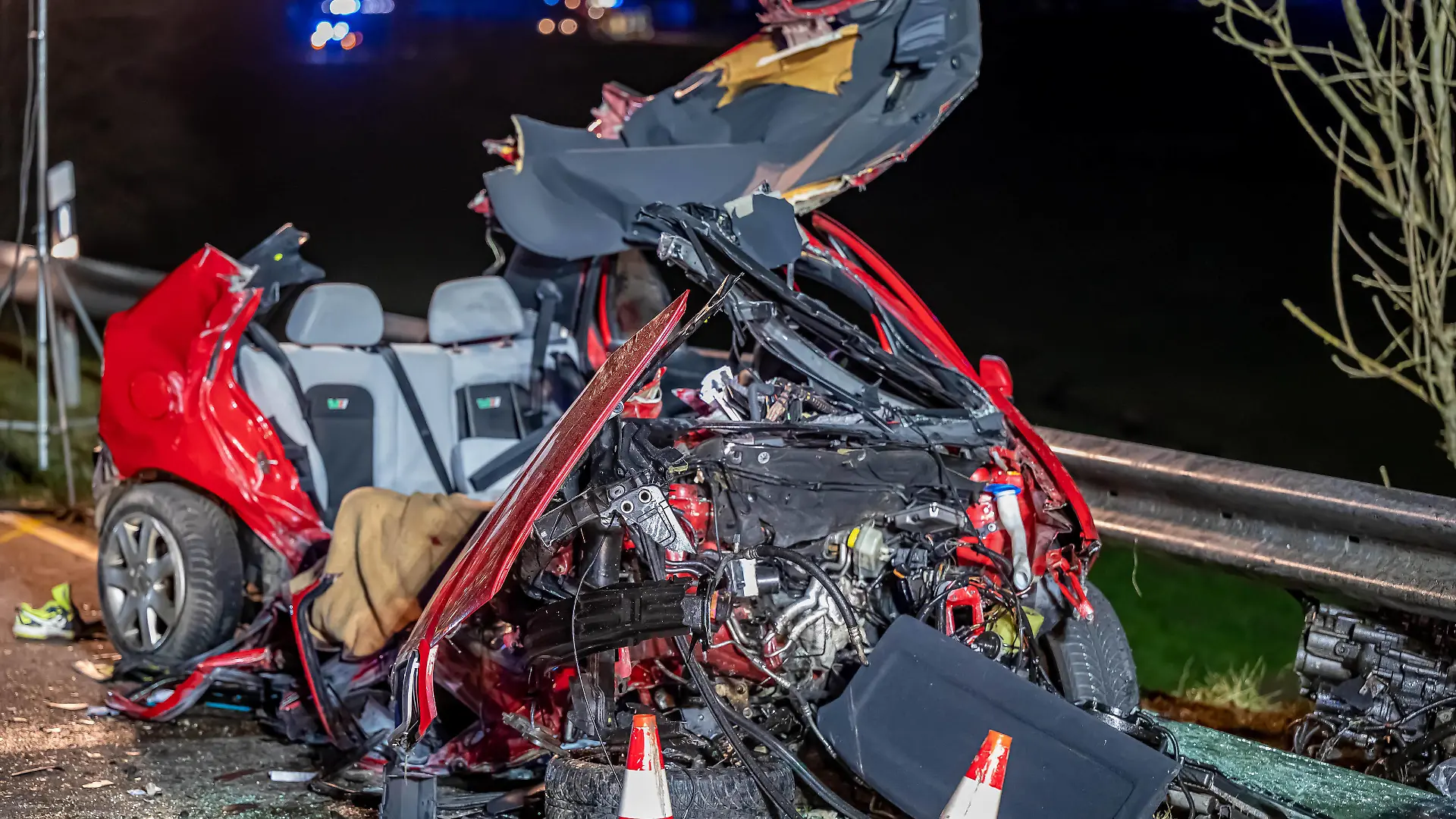  Zwei Tote und eine Schwerverletzte Person bei sehr schwerem Frontalzusammenstoß Bei einem sehr schweren Unfall in Gummersbach sind am frühen Samstagabend zwei Insassen eines Skoda bei einem Unfall im Begegnungsverkehr tödlich verletzt worden. Im ebenfalls beteiligten Ford Focus wurde eine Person so schwer verletzt, dass sie mit einem nachtflugtauglichem Rettungshubschrauber in eine Unfallklinik geflogen wurde. Die B54 war nahe der Grenzen zum Kreis Olpe und zum Märkischen Kreis bis in die Nacht voll gesperrt. Die Polizei ermittelt auf Hochtouren, wie es zu der Kollision kommen konnte. Gummersbach Oberbergischer Kreis Nordrhein-Westfalen