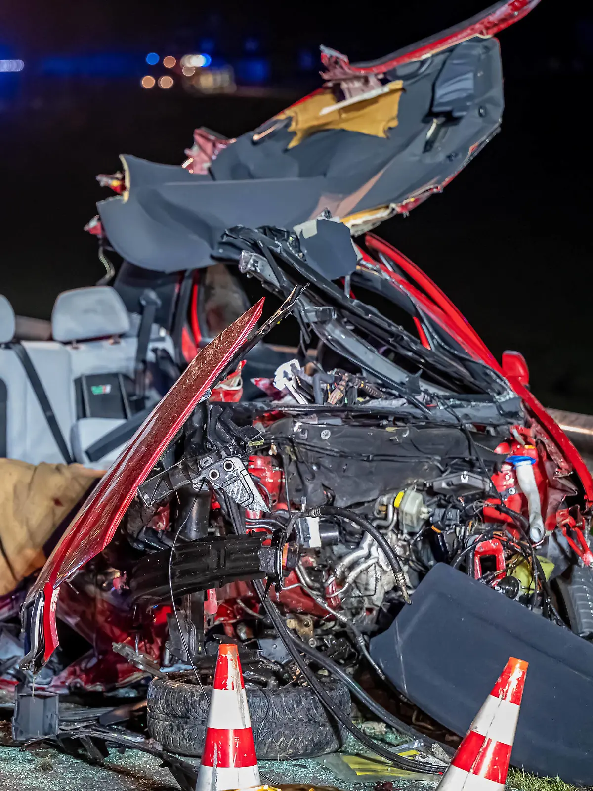  Zwei Tote und eine Schwerverletzte Person bei sehr schwerem Frontalzusammenstoß Bei einem sehr schweren Unfall in Gummersbach sind am frühen Samstagabend zwei Insassen eines Skoda bei einem Unfall im Begegnungsverkehr tödlich verletzt worden. Im ebenfalls beteiligten Ford Focus wurde eine Person so schwer verletzt, dass sie mit einem nachtflugtauglichem Rettungshubschrauber in eine Unfallklinik geflogen wurde. Die B54 war nahe der Grenzen zum Kreis Olpe und zum Märkischen Kreis bis in die Nacht voll gesperrt. Die Polizei ermittelt auf Hochtouren, wie es zu der Kollision kommen konnte. Gummersbach Oberbergischer Kreis Nordrhein-Westfalen