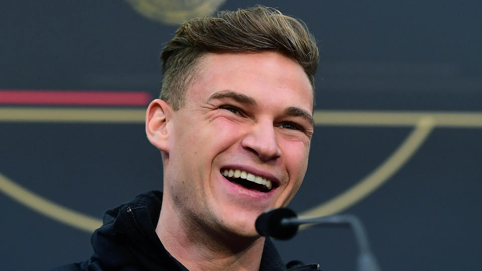Sport Bilder des Tages Fußball Pressekonferenz Nationalmannschaft am 14.11.2019 im Radisson Blu Scandinavia in Düsseldorf Joshua Kimmich Deutschland DFB regulations prohibit any use of photographs as image sequences and/or quasi-video. *** Football Press Conference National Team on 14 11 2019 at Radisson Blu Scandinavia in Düsseldorf Joshua Kimmich Germany DFB regulations prohibit any use of photographs as image sequences and or quasi video xRx