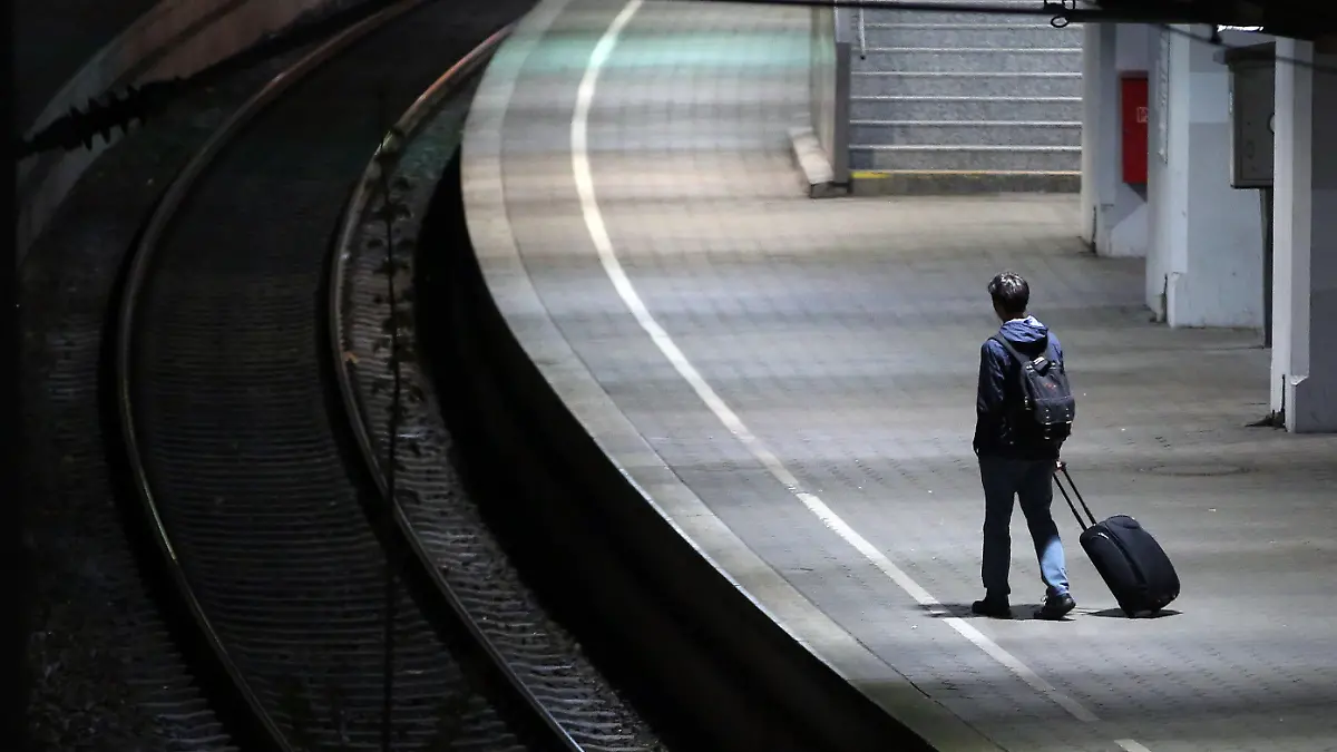 Ein Fahrgast steht am Morgen des 05.05.2015 während eines Streiks der Lokführer auf einem Bahnsteig auf dem Hauptbahnhof in Hamburg. Die Lokführergewerkschaft GDL hat ihre Mitglieder aufgerufen, beim bisher längsten Streik in der Geschichte der Deutschen Bahn die Züge bis zum Sonntagmorgen um 9.00 Uhr stehen zu lassen. Foto: Bodo Marks/dpa +++(c) dpa - Bildfunk+++