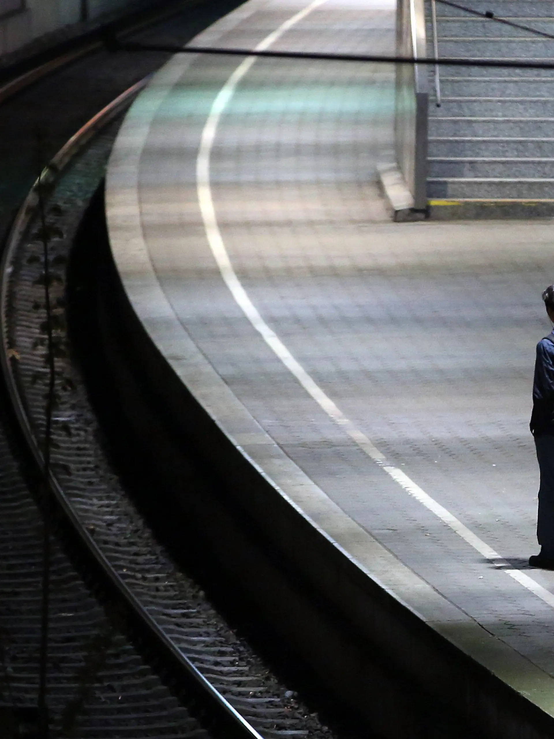 Ein Fahrgast steht am Morgen des 05.05.2015 während eines Streiks der Lokführer auf einem Bahnsteig auf dem Hauptbahnhof in Hamburg. Die Lokführergewerkschaft GDL hat ihre Mitglieder aufgerufen, beim bisher längsten Streik in der Geschichte der Deutschen Bahn die Züge bis zum Sonntagmorgen um 9.00 Uhr stehen zu lassen. Foto: Bodo Marks/dpa +++(c) dpa - Bildfunk+++