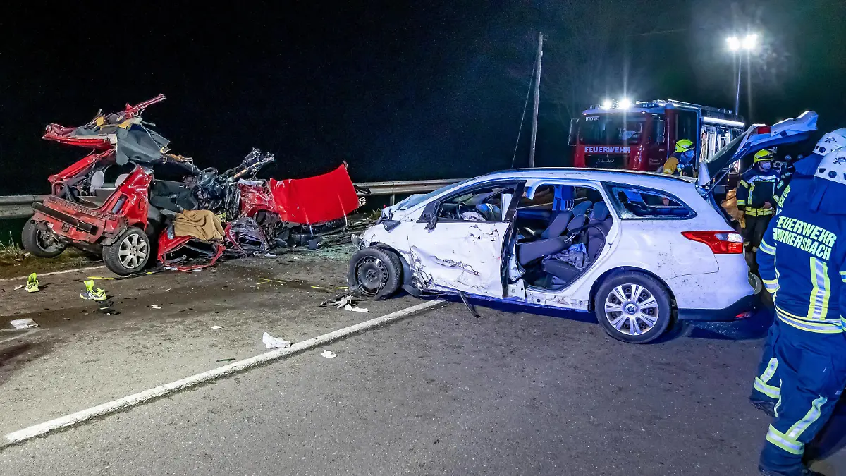  Zwei Tote und eine Schwerverletzte Person bei sehr schwerem Frontalzusammenstoß Bei einem sehr schweren Unfall in Gummersbach sind am frühen Samstagabend zwei Insassen eines Skoda bei einem Unfall im Begegnungsverkehr tödlich verletzt worden. Im ebenfalls beteiligten Ford Focus wurde eine Person so schwer verletzt, dass sie mit einem nachtflugtauglichem Rettungshubschrauber in eine Unfallklinik geflogen wurde. Die B54 war nahe der Grenzen zum Kreis Olpe und zum Märkischen Kreis bis in die Nacht voll gesperrt. Die Polizei ermittelt auf Hochtouren, wie es zu der Kollision kommen konnte. Gummersbach Oberbergischer Kreis Nordrhein-Westfalen