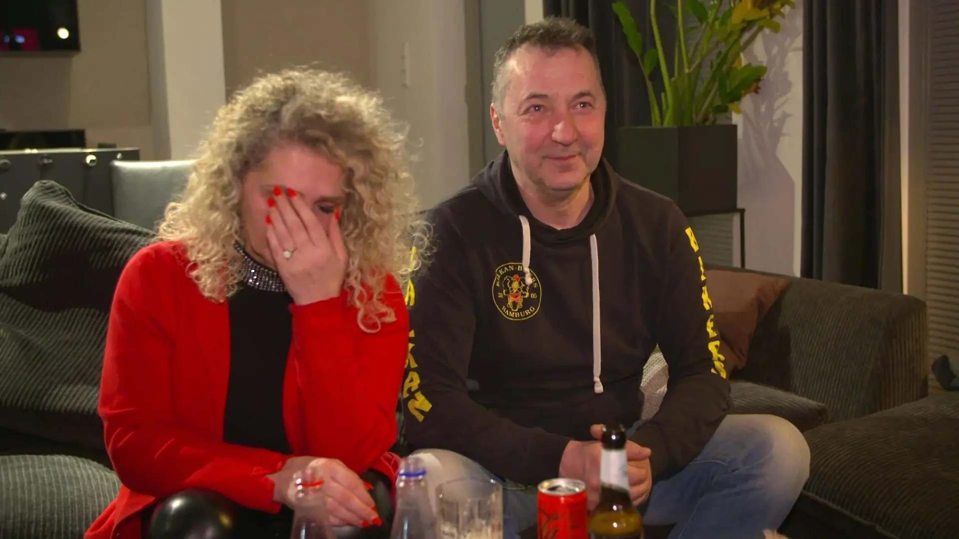 Filips Mama kann ihre Tränen nach dem Sieg ihres Sohnes nicht zurück halten.