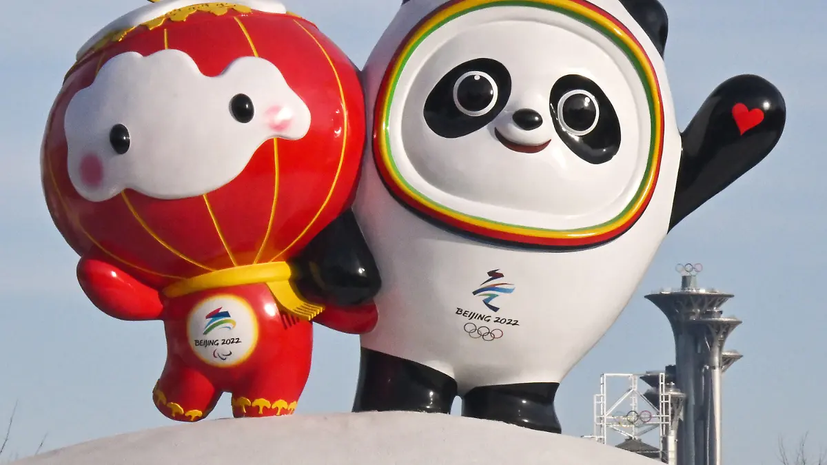 06.02.2022, China, Peking: Olympia, Feature. Die olympischen Maskottchen Panda Bing Dwen (r/Olympia) und Shuey Rhon Rhon (Paralympischen Winterspiele 2022). Im Hintergrund ist der Oympiaturm zu sehen. Foto: Peter Kneffel/dpa +++ dpa-Bildfunk +++