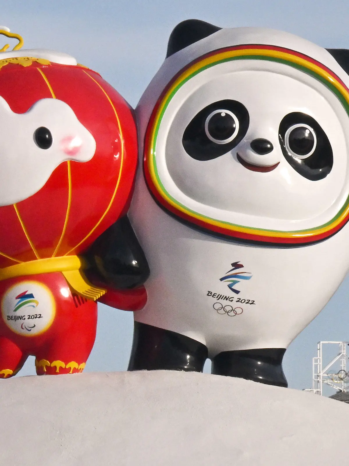 06.02.2022, China, Peking: Olympia, Feature. Die olympischen Maskottchen Panda Bing Dwen (r/Olympia) und Shuey Rhon Rhon (Paralympischen Winterspiele 2022). Im Hintergrund ist der Oympiaturm zu sehen. Foto: Peter Kneffel/dpa +++ dpa-Bildfunk +++