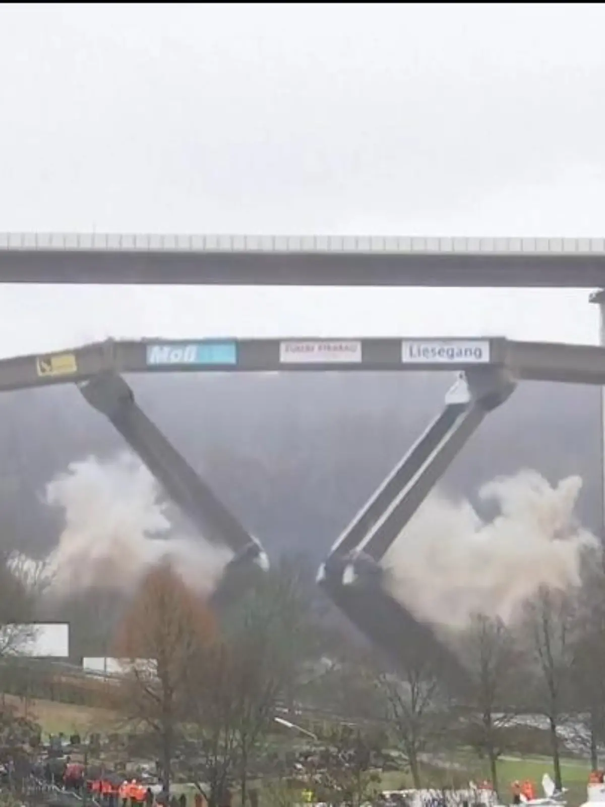 Talbrücke der A45 über Wilnsdorf erfolgreich gesprengt: Hier sehen Sie die Aufnahmen - als 120 Kilogramm Sprengstoff in mehr als 1.850 Bohrlöchern konzertiert explodieren.