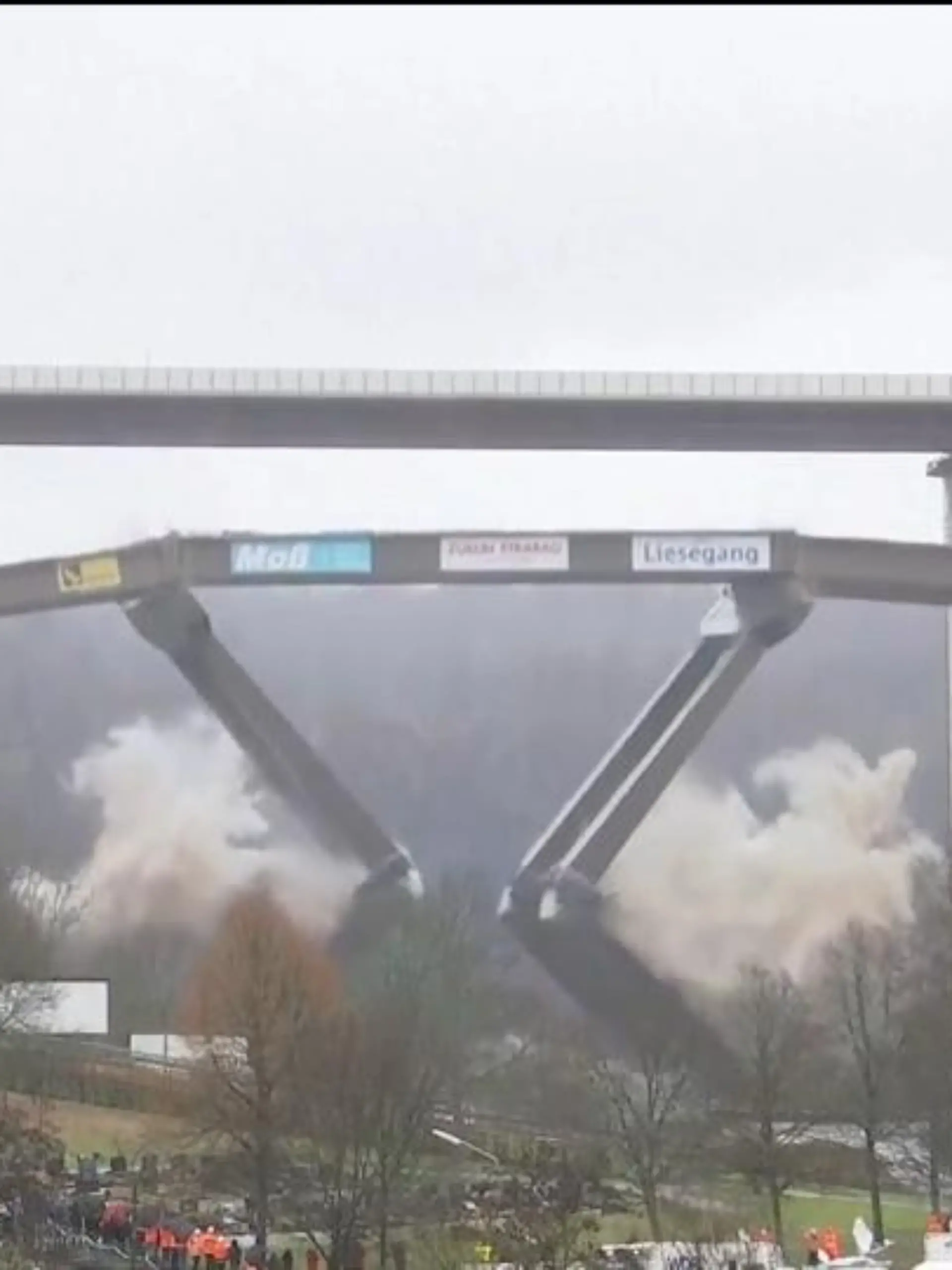 Talbrücke der A45 über Wilnsdorf erfolgreich gesprengt: Hier sehen Sie die Aufnahmen - als 120 Kilogramm Sprengstoff in mehr als 1.850 Bohrlöchern konzertiert explodieren.