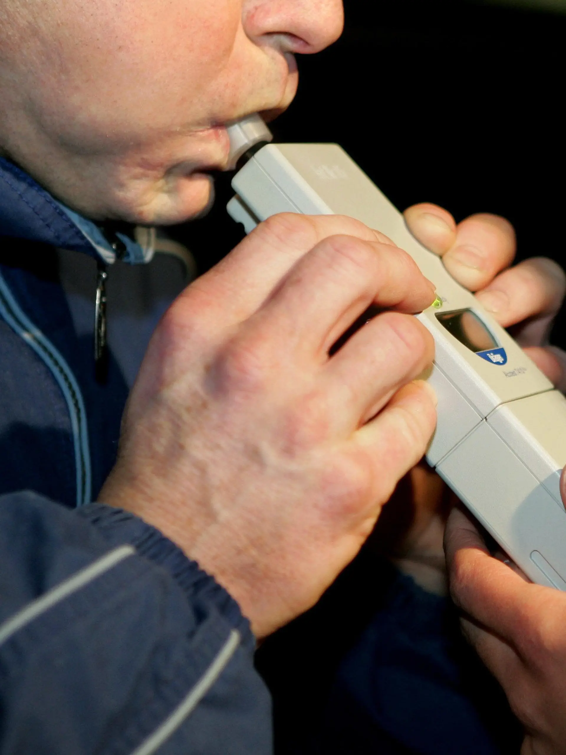 ARCHIV - Bei einer männlichen Person wird am 04.02.2005 bei einer Polizeikontrolle ein Alkoholtest durchgeführt. Am Mittwoch (16.02.2011) ist es zehn Jahre her, dass die 0,5-Promille-Grenze in Deutschland beschlossen wurde - seitdem wird munter diskutiert, ob das reicht.  Foto: Uli Deck dpa/lni  (zu dpa 0260 vom 15.02.2011)  +++(c) dpa - Bildfunk+++