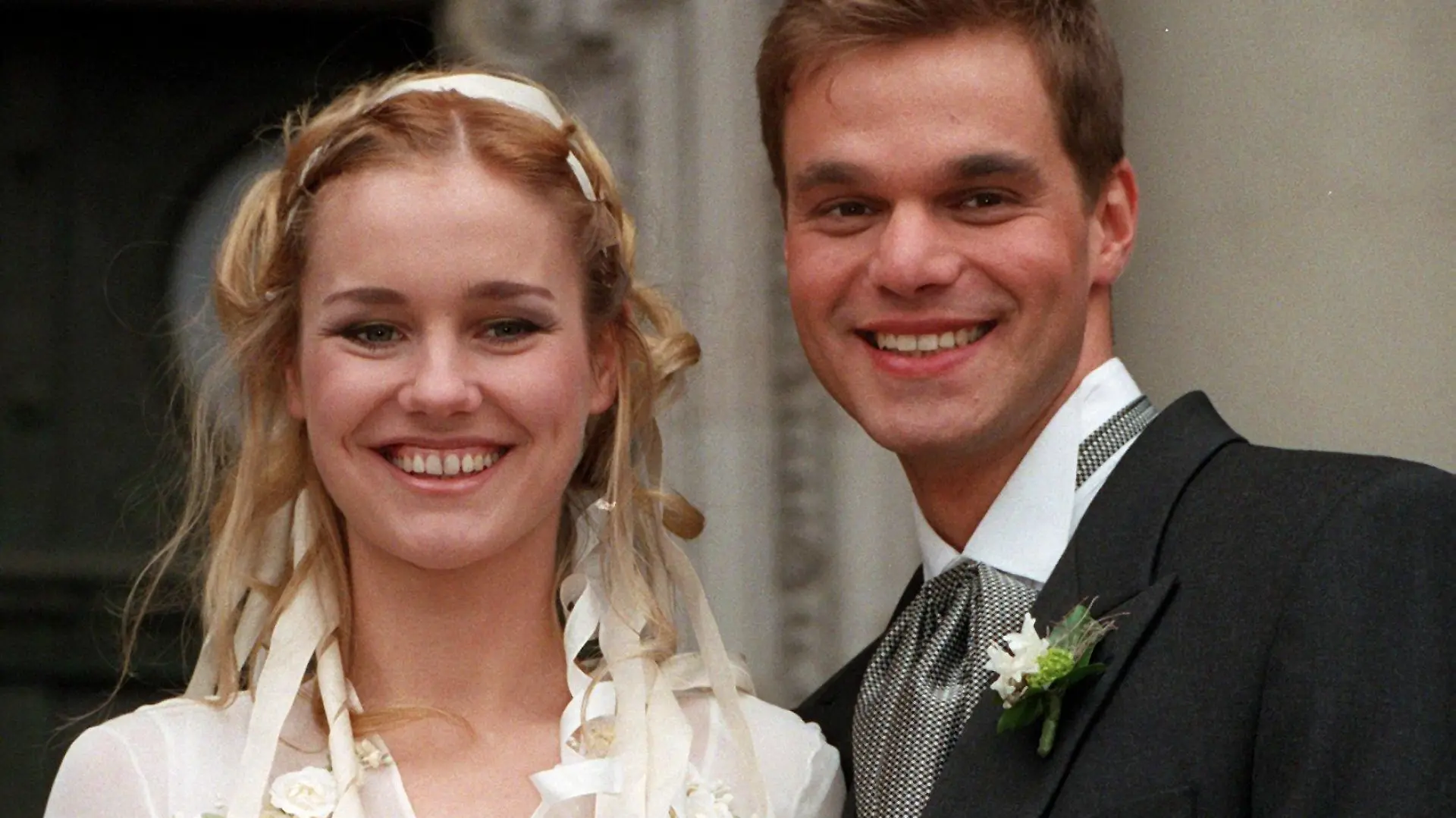 Flo Spira, gespielt von Rhea Harder, und Andy Lehmann, gespielt von Raphael Schneider, stehen am 18.4.1998 auf den Stufen des Berliner Doms, nachdem sie für die 1.500. Folge der RTL-Serie "Gute Zeiten, schlechte Zeiten" in den Stand der Ehe getreten sind. Die Jubiläumsfolge von Deutschlands "dienstältester" Daily Soap wird am 22. Juni 1998 im Hauptabendprogramm von RTL zu sehen sein.