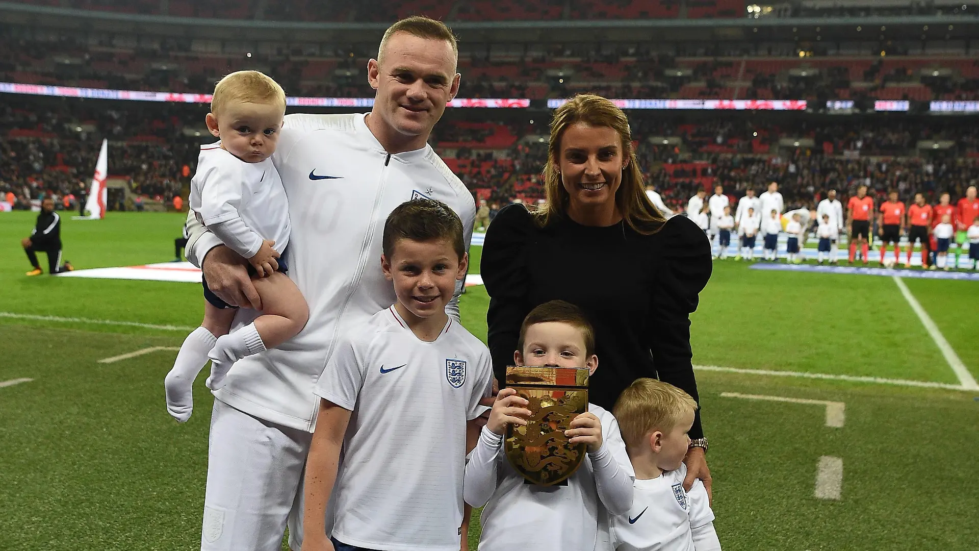England v USA International Friendly Länderspiel Wayne Rooney of England poses for pictures with his wife Coleen and their four children prior to making his last international appearance during the International Friendly match at Wembley Stadium, London PUBLICATIONxNOTxINxUK Copyright: xDanielxHamburyx FIL-12554-0008
