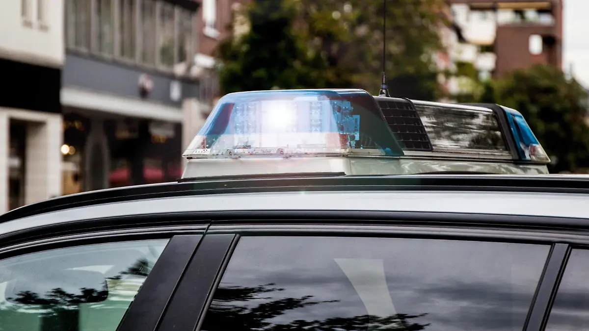 Bamberg, Deutschland 28. April 2021: Einsatzfahrzeug der Polizei mit Blaulicht. Bayern *** Bamberg, Germany 28 April 2021 police car with blue light Bavaria Copyright: xFotostandx/xK.xSchmittx