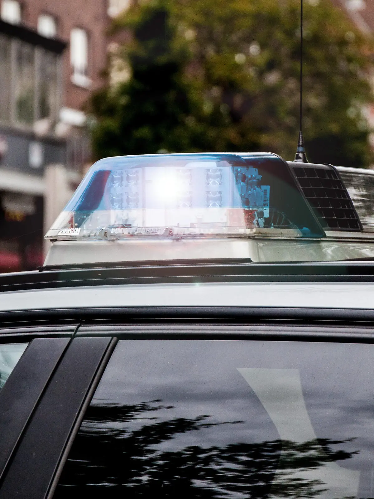 Bamberg, Deutschland 28. April 2021: Einsatzfahrzeug der Polizei mit Blaulicht. Bayern *** Bamberg, Germany 28 April 2021 police car with blue light Bavaria Copyright: xFotostandx/xK.xSchmittx 