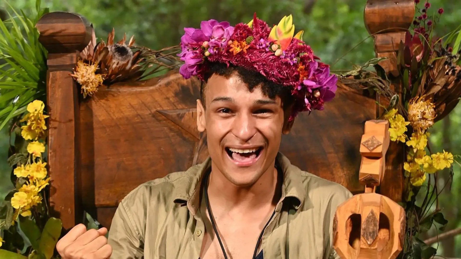 26.01.2020, Australien, ---: Prince Damien ist Dschungelkönig 2020. Der «Deutschland sucht den Superstar»-Sieger hat auch das RTL-Dschungelcamp gewonnen. Foto: Stefan Menne/TVNOW/RTL/dpa - ACHTUNG: Nur zur redaktionellen Verwendung im Zusammenhang mit der Berichterstattung über die Sendung. Das Foto darf nicht verändert und nur im vollen Ausschnitt verwendet werden. Keine Archivierung. Nur mit vollständiger Nennung des vorstehenden Credits +++ dpa-Bildfunk +++