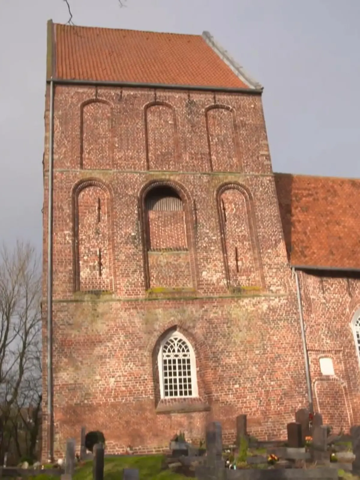 Hier biegen sich die Balken ohne Grenze! Diese Kirche im ostfriesischen Suurhusen ist schief und krumm. Woran das liegt, erfahren Sie im Video.