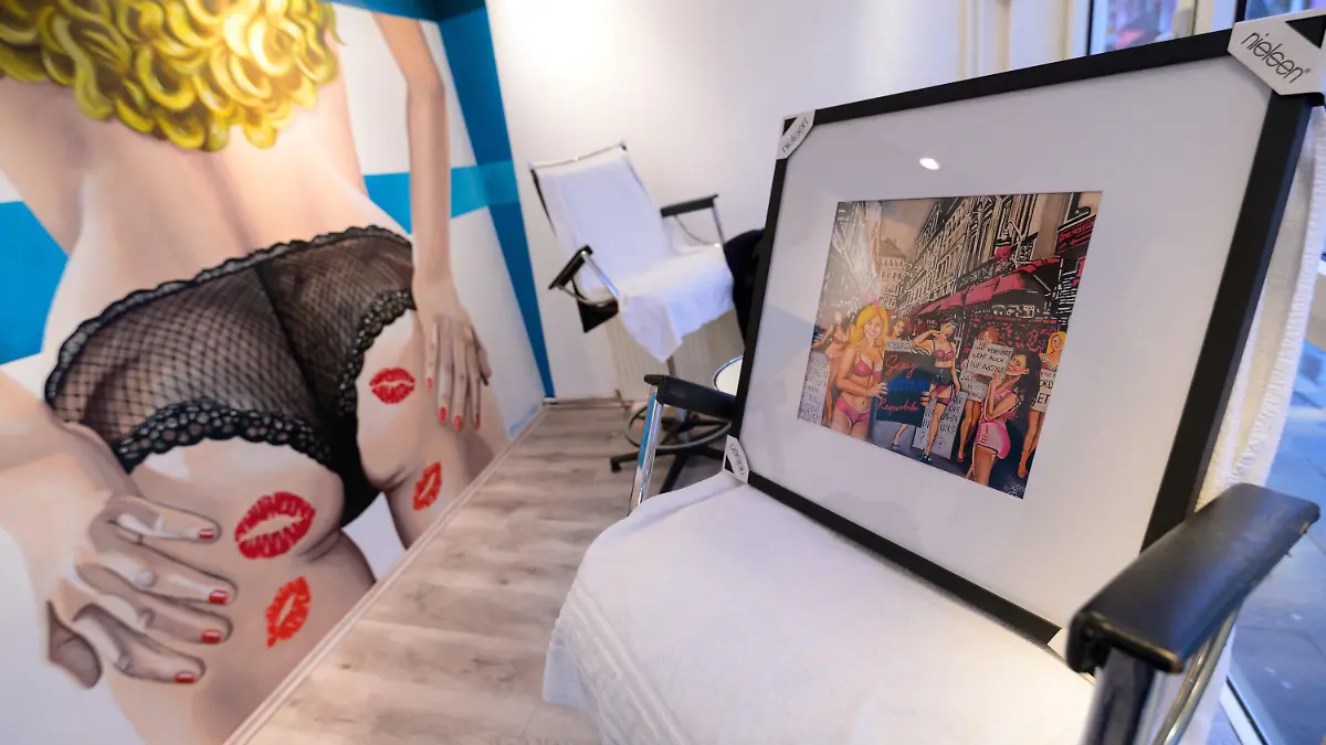 06.02.2022, Hamburg: Gemälde der Künstlerin Maaike Dirkx sind auf Stühlen und an der Wand eines Bordells zu sehen. In einem Bordell in der berühmten Herbertstraße auf der Reeperbahn haben Besucher am Sonntagmorgen ein Impfangebot erhalten. Unter dem Motto «Love Booster» gab es 120 Impfdosen von Biontech und Moderna für angemeldete Impfwillige ab 18 Jahren. Gleichzeitig war noch eine Kunstausstellung zum Thema «Sexy Aufstand Reeperbahn» zu sehen. Foto: Jonas Walzberg/dpa - ACHTUNG: Nur zur redaktionellen Verwendung im Zusammenhang mit der aktuellen Berichterstattung und nur mit vollständiger Nennung des vorstehenden Credits +++ dpa-Bildfunk +++