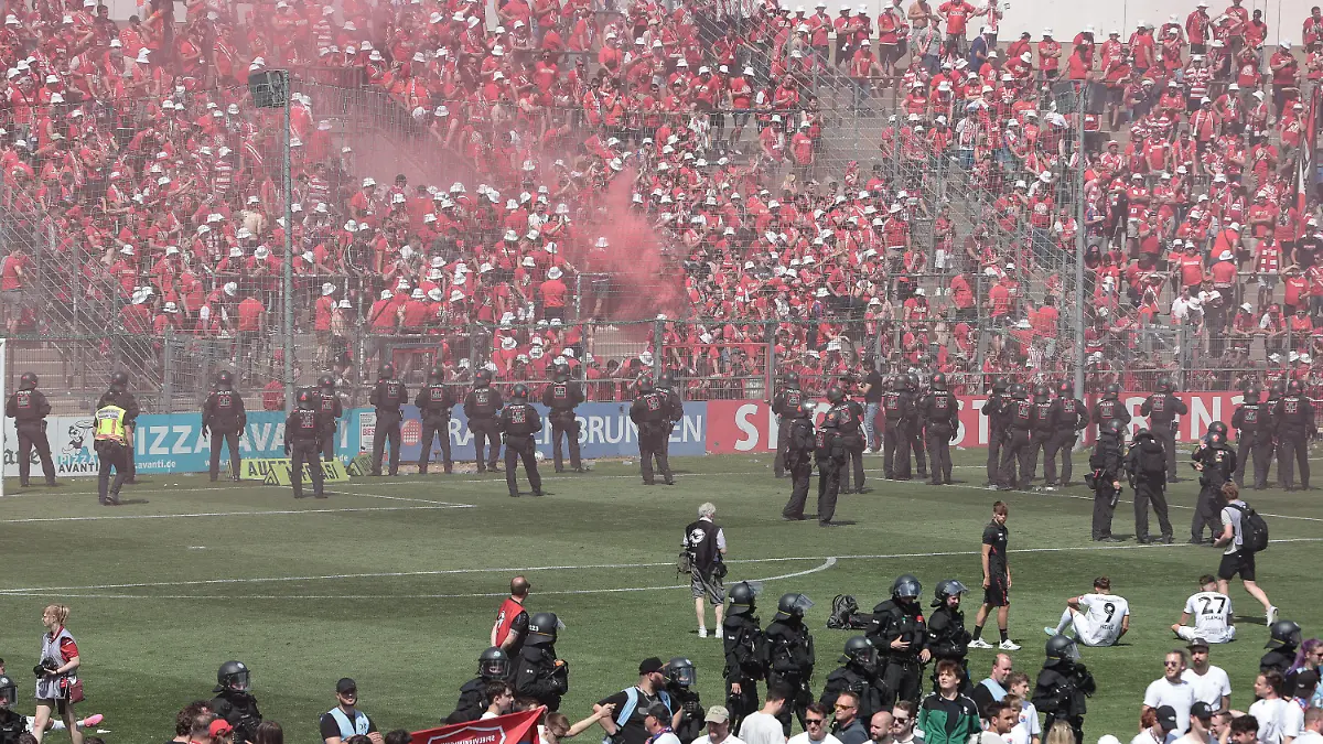 Relegation 3. Liga SpVgg Unterhaching - FC Energie Cottbus 11.06.2023 Menschenmassen auf dem Platz vom Sportpark in Unterhaching / Platzsturm / Cottbus / Pyro / Ultras / Polizei *** Relegation 3 Liga SpVgg Unterhaching FC Energie Cottbus 11 06 2023 crowds on the field of the sports park in Unterhaching Platzsturm Cottbus Pyro Ultras police Copyright: xBEAUTIFULxSPORTS/Goldbergx