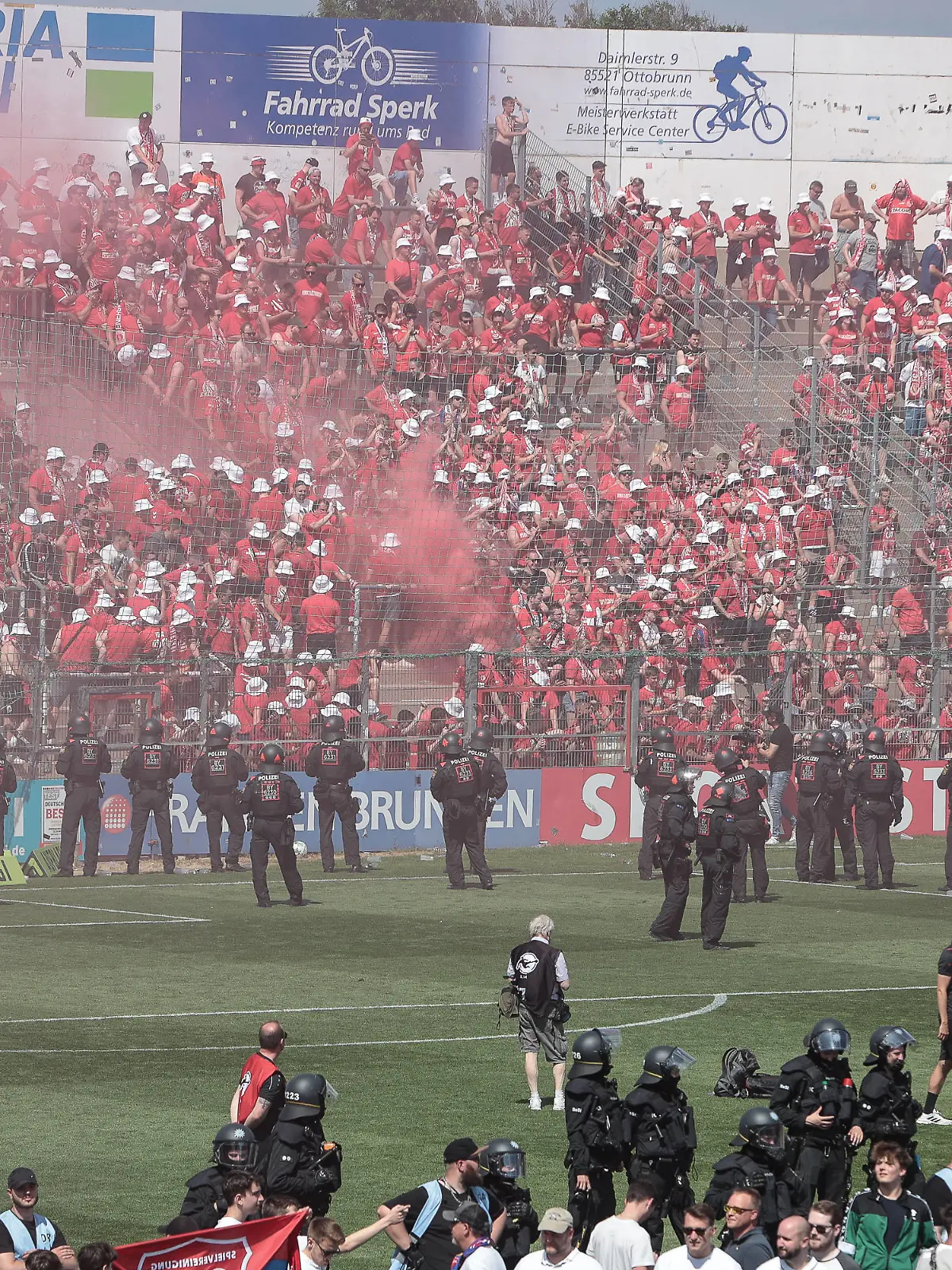Relegation 3. Liga SpVgg Unterhaching - FC Energie Cottbus 11.06.2023 Menschenmassen auf dem Platz vom Sportpark in Unterhaching / Platzsturm / Cottbus / Pyro / Ultras / Polizei *** Relegation 3 Liga SpVgg Unterhaching FC Energie Cottbus 11 06 2023 crowds on the field of the sports park in Unterhaching Platzsturm Cottbus Pyro Ultras police Copyright: xBEAUTIFULxSPORTS/Goldbergx