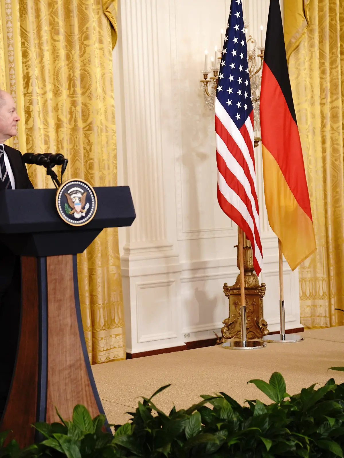 07.02.2022, USA, Washington: Bundeskanzler Olaf Scholz (SPD, l) und US-Präsident Joe Biden geben eine Pressekonferenz im Weißen Haus. Hauptthema beim Antrittsbesuch von Olaf Scholz in den USA dürfte die Russland-Ukraine-Krise sein. Foto: Kay Nietfeld/dpa +++ dpa-Bildfunk +++