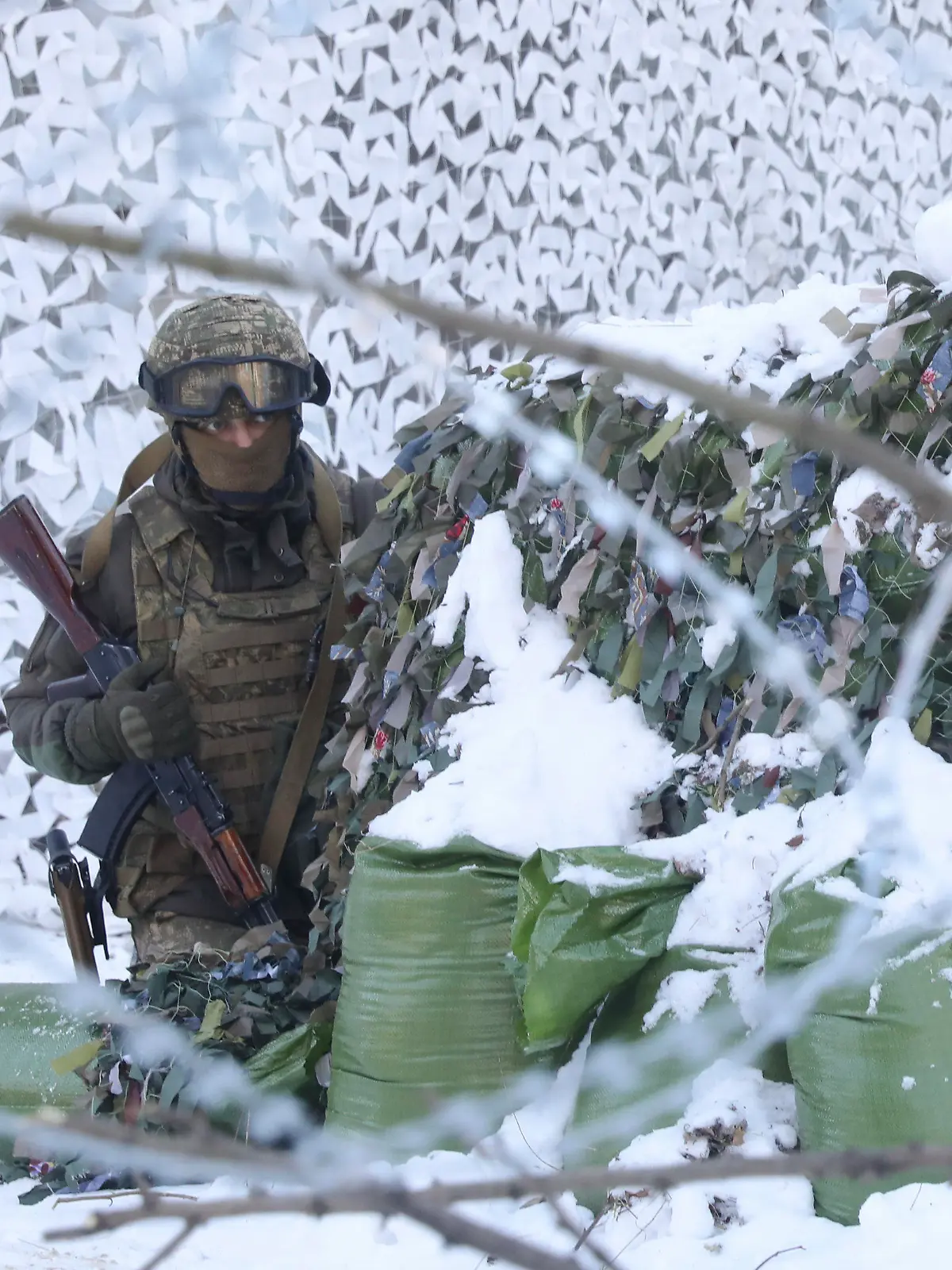 04.02.2022, Ukraine, Prypjat: Ein Soldat der Spezialeinheiten der ukrainischen Nationalgarde nimmt an einer Militärübung in der verlassenen Stadt Prypjat in der Nähe des Kernkraftwerks Tschernobyl teil. Foto: Mykola Tymchenko/AP/dpa +++ dpa-Bildfunk +++