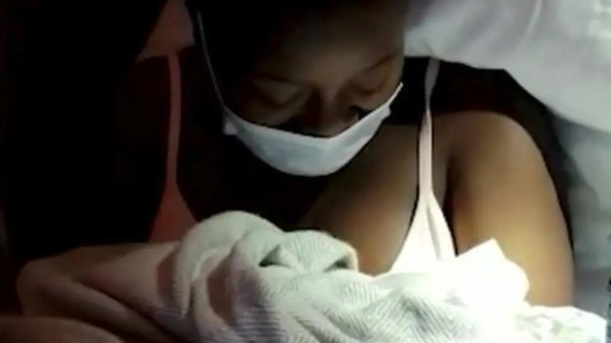 SONDERKONDITIONEN: Satzpreis!
An off-duty doctor delivered a baby using DENTAL FLOSS when a woman went into labour during a long haul flight. See SWNS story SWFHbirth. Dr Stephen Ansah-Addo, a dermatology resident, sprang into action when an emergency call went out during a flight from Ghana to Dallas last month. A pregnant woman, whose name has only been given as GG, had gone into labour prematurely aboard United Flight UA977. This prompted air stewards to ask passengers if a health professional was on-board - a call answerer by Dr Ansah-Addo and a nurse. They then turned the area behind business class into a makeshift operation room - putting down blankets and towels. / action press