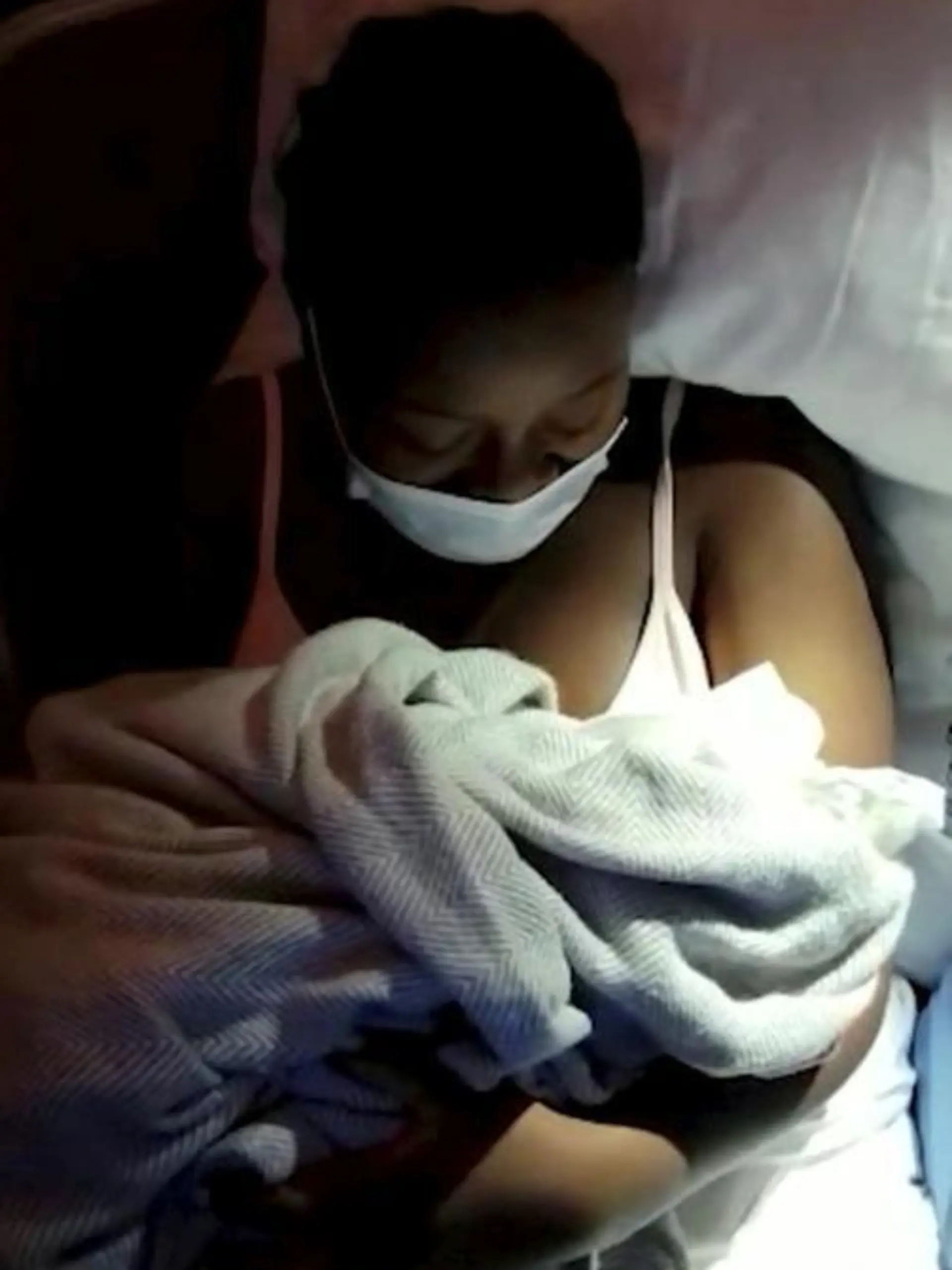 SONDERKONDITIONEN: Satzpreis!
An off-duty doctor delivered a baby using DENTAL FLOSS when a woman went into labour during a long haul flight. See SWNS story SWFHbirth.  Dr Stephen Ansah-Addo, a dermatology resident, sprang into action when an emergency call went out during a flight from Ghana to Dallas last month. A pregnant woman, whose name has only been given as GG, had gone into labour prematurely aboard United Flight UA977. This prompted air stewards to ask passengers if a health professional was on-board - a call answerer by Dr Ansah-Addo and a nurse. They then turned the area behind business class into a makeshift operation room - putting down blankets and towels.  / action press