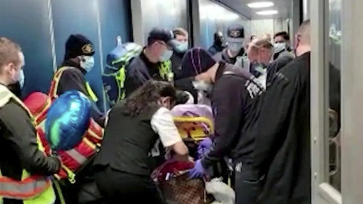 SONDERKONDITIONEN: Satzpreis!
An off-duty doctor delivered a baby using DENTAL FLOSS when a woman went into labour during a long haul flight. See SWNS story SWFHbirth. Dr Stephen Ansah-Addo, a dermatology resident, sprang into action when an emergency call went out during a flight from Ghana to Dallas last month. A pregnant woman, whose name has only been given as GG, had gone into labour prematurely aboard United Flight UA977. This prompted air stewards to ask passengers if a health professional was on-board - a call answerer by Dr Ansah-Addo and a nurse. They then turned the area behind business class into a makeshift operation room - putting down blankets and towels. / action press