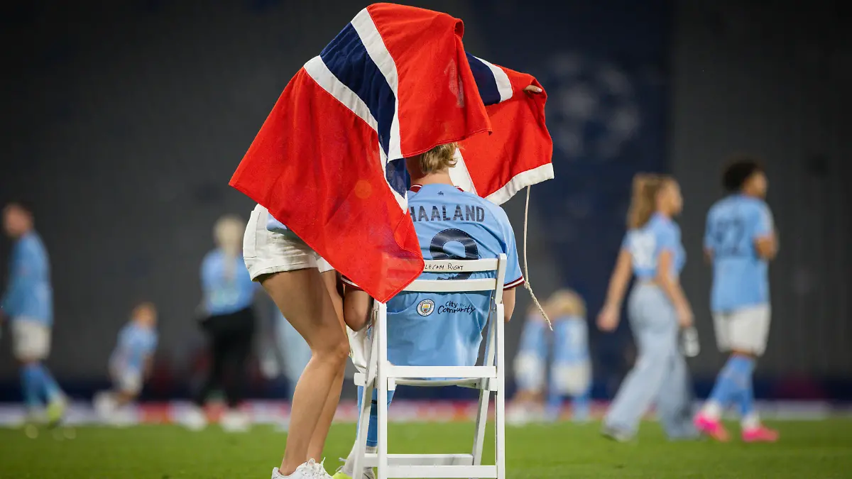 Istanbul, Turkey. 10th Jun 2023. Erling Haaland City feiert mit seiner Partnerin Isabel Haugseng Johansen Manchester City - Inter Mailand UEFA Champions League Final 10.06.2023 *** Istanbul, Turkey 10th Jun 2023 Erling Haaland City celebrates with his partner Isabel Haugseng Johansen Manchester City Inter Milan UEFA Champions League Final 10 06 2023