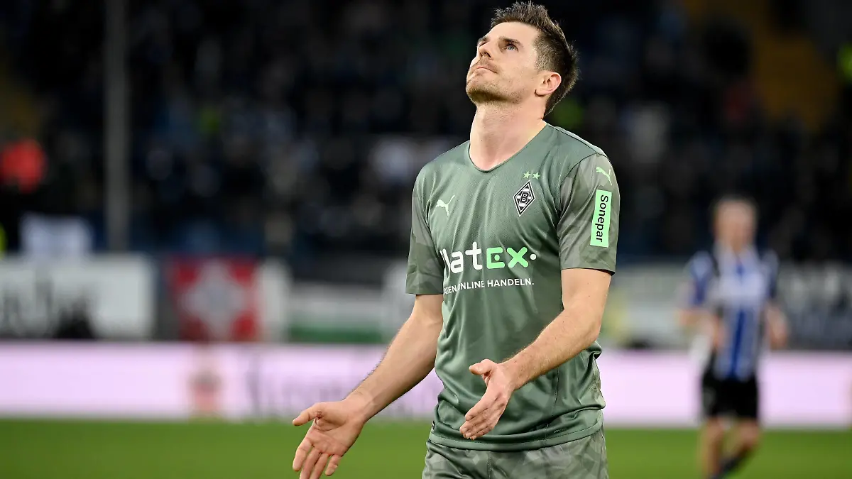  Bielefeld, Schueco Arena, 05.02.22, GER, Herren, 1.Bundesliga, Saison 2021-2022, DSC Arminia Bielefeld - Borussia Moenchengladbach Bild: Jonas Hofmann Gladbach Nur fuer journalistische Zwecke Only for editorial use Gemaess den Vorgaben der DFL Deutsche Fußball Liga ist es untersagt, in dem Stadion und/oder vom Spiel angefertigte Fotoaufnahmen in Form von Sequenzbildern und/oder videoaehnlichen Fotostrecken zu verwerten bzw. verwerten zu lassen. DFL regulations prohibit any use of photographs as image sequences and/or quasi-video. Nordrhein-Westfalen Deutschland