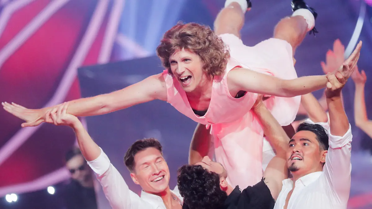 14.06.2019, Nordrhein-Westfalen, Köln: Oliver Pocher (oben), Moderator, tanzt in der RTL-Tanzshow Let's Dance im Coloneum. Foto: Rolf Vennenbernd/dpa +++ dpa-Bildfunk +++