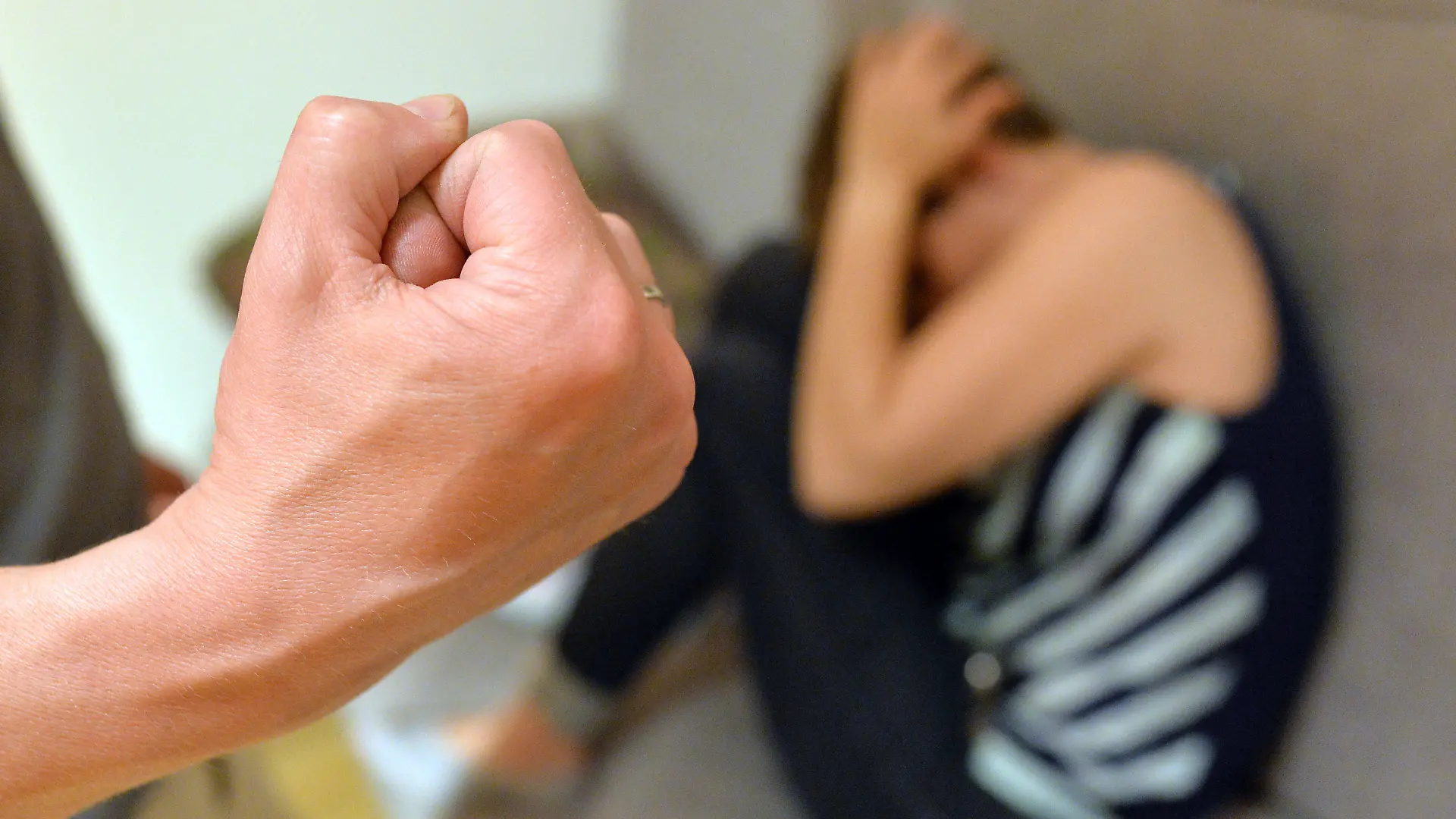 ARCHIV - 07.06.2016, Berlin: ILLUSTRATION - Eine Frau versucht, sich vor der Gewalt eines Mannes zu schützen (gestellte Szene). (zu dpa "Corona-Krise: Sorge vor mehr Gewalt gegen Kinder und Frauen" vom 22.03.2020) Foto: Maurizio Gambarini/dpa +++ dpa-Bildfunk +++