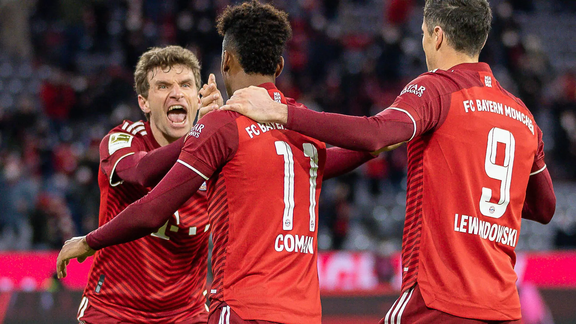 Thomas Mueller FC Bayern Muenchen, 25 und Kingsley Coman FC Bayern Muenchen, 11 feiern nach Tor zum 2:1 durch Robert Lewandowski FC Bayern Muenchen, 09, GER, FC Bayern Muenchen vs. RB Leipzig, Fussball, Bundesliga, 21. Spieltag, Spielzeit 2021/2022, 05.02.2022, DFB/DFL regulations prohibit any use of photographs as image sequences and/or quasi-video., GER, FC Bayern Muenchen vs. RB Leipzig, Fussball, Bundesliga, 21. Spieltag, Spielzeit 2021/2022, 05.02.2022 Muenchen *** Thomas Mueller FC Bayern Muenchen, 25 and Kingsley Coman FC Bayern Muenchen, 11 celebrate after goal to 2 1 by Robert Lewandowski FC Bayern Muenchen, 09 , GER, FC Bayern Muenchen vs RB Leipzig, Football, Bundesliga, Matchday 21, Spielzeit 2021 2022, 05 02 2022, DFB DFL regulations prohibit any use of photographs as image sequences and or quasi video , GER, FC Bayern Muenchen vs RB Leipzig, Football, Bundesliga, 21 Spieltag, Spielzeit 2021 2022, 05 02 2022 Muenchen Copyright: xEibner-Pressefoto/SaschaxWaltherx EP_EER