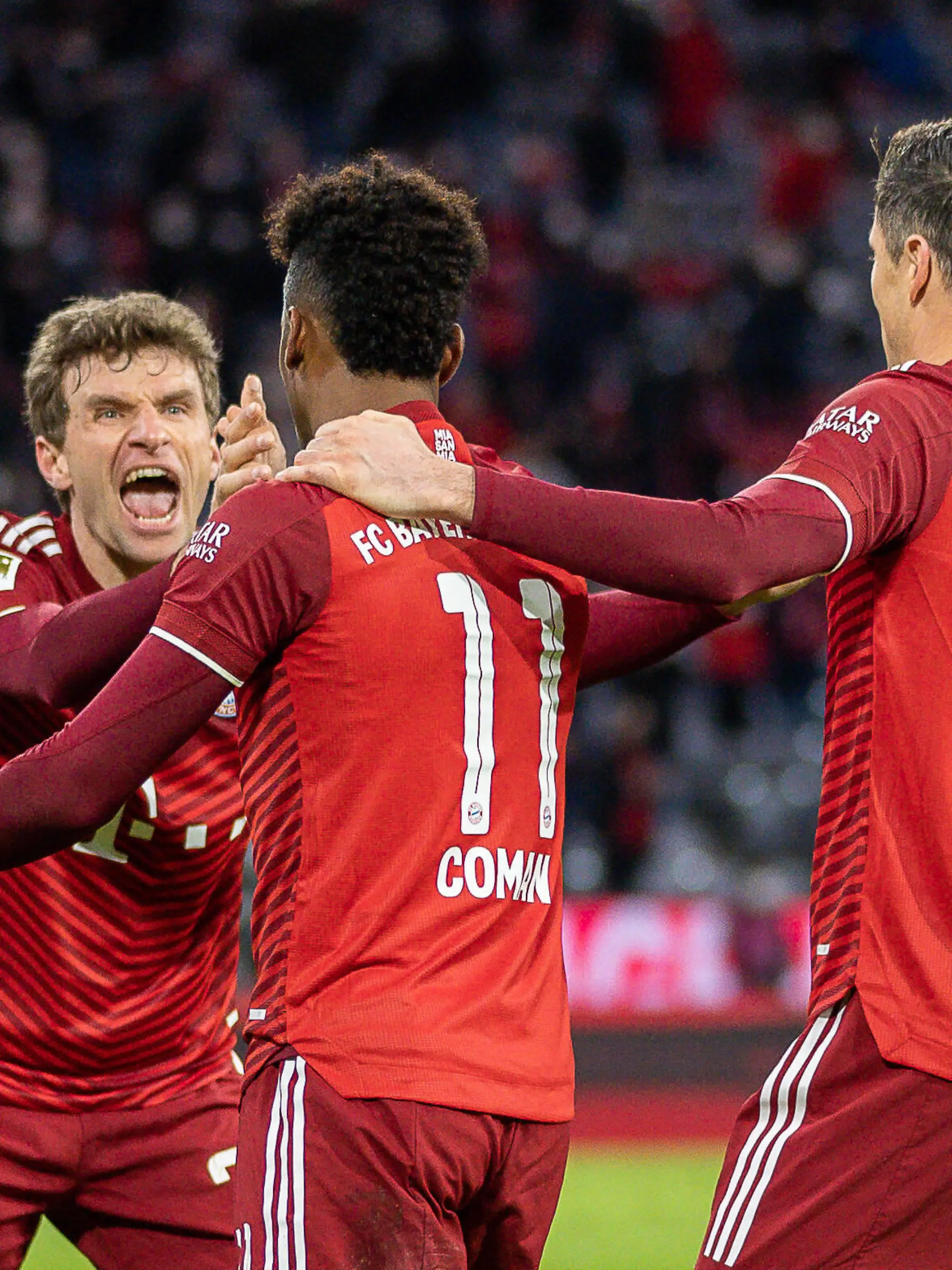  Thomas Mueller FC Bayern Muenchen, 25 und Kingsley Coman FC Bayern Muenchen, 11 feiern nach Tor zum 2:1 durch Robert Lewandowski FC Bayern Muenchen, 09, GER, FC Bayern Muenchen vs. RB Leipzig, Fussball, Bundesliga, 21. Spieltag, Spielzeit 2021/2022, 05.02.2022, DFB/DFL regulations prohibit any use of photographs as image sequences and/or quasi-video., GER, FC Bayern Muenchen vs. RB Leipzig, Fussball, Bundesliga, 21. Spieltag, Spielzeit 2021/2022, 05.02.2022 Muenchen *** Thomas Mueller FC Bayern Muenchen, 25 and Kingsley Coman FC Bayern Muenchen, 11 celebrate after goal to 2 1 by Robert Lewandowski FC Bayern Muenchen, 09 , GER, FC Bayern Muenchen vs RB Leipzig, Football, Bundesliga, Matchday 21, Spielzeit 2021 2022, 05 02 2022, DFB DFL regulations prohibit any use of photographs as image sequences and or quasi video , GER, FC Bayern Muenchen vs RB Leipzig, Football, Bundesliga, 21 Spieltag, Spielzeit 2021 2022, 05 02 2022 Muenchen Copyright: xEibner-Pressefoto/SaschaxWaltherx EP_EER