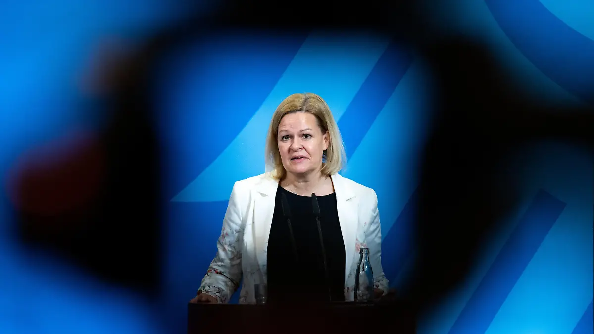 19.01.2022, Berlin: Nancy Faeser (SPD), Bundesministerin für Inneres und Heimat, äußert sich bei einer Pressekonferenz nach einem Treffen der Bundesinnenministerin mit den Innenministern der SPD-geführten Bundesländer (A-Länder) im Bundesinnenministerium. Foto: Bernd von Jutrczenka/dpa +++ dpa-Bildfunk +++