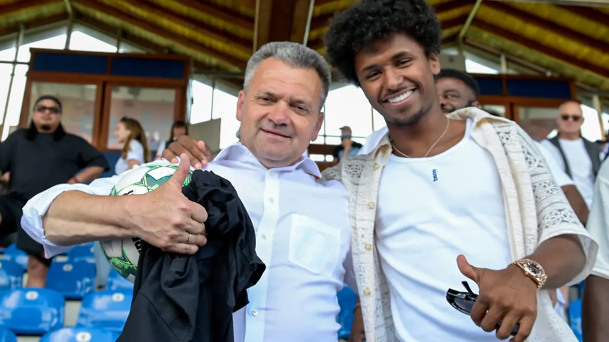 v.li.: Präsident Manfred Schwabl Unterhaching und Der ehemalige Spieler der SpVgg Unterhaching Karim Adeyemi Borussia Dortmund, 11.06.2023, Unterhaching Deutschland, Fussball, Relegation zur Dritten Liga, SpVgg Unterhaching - FC Energie Cottbus, DFB/DFL REGULATIONS PROHIBIT ANY USE OF PHOTOGRAPHS AS IMAGE SEQUENCES AND/OR QUASI-VIDEO. *** v li President Manfred Schwabl Unterhaching and The former player of SpVgg Unterhaching Karim Adeyemi Borussia Dortmund , 11 06 2023, Unterhaching Germany , Football, Relegation to the Third League, SpVgg Unterhaching FC Energie Cottbus, DFB DFL REGULATIONS PROHIBIT ANY USE OF PHOTOGRAPHS AS IMAGE SEQUENCES AND OR QUASI VIDEO xslx