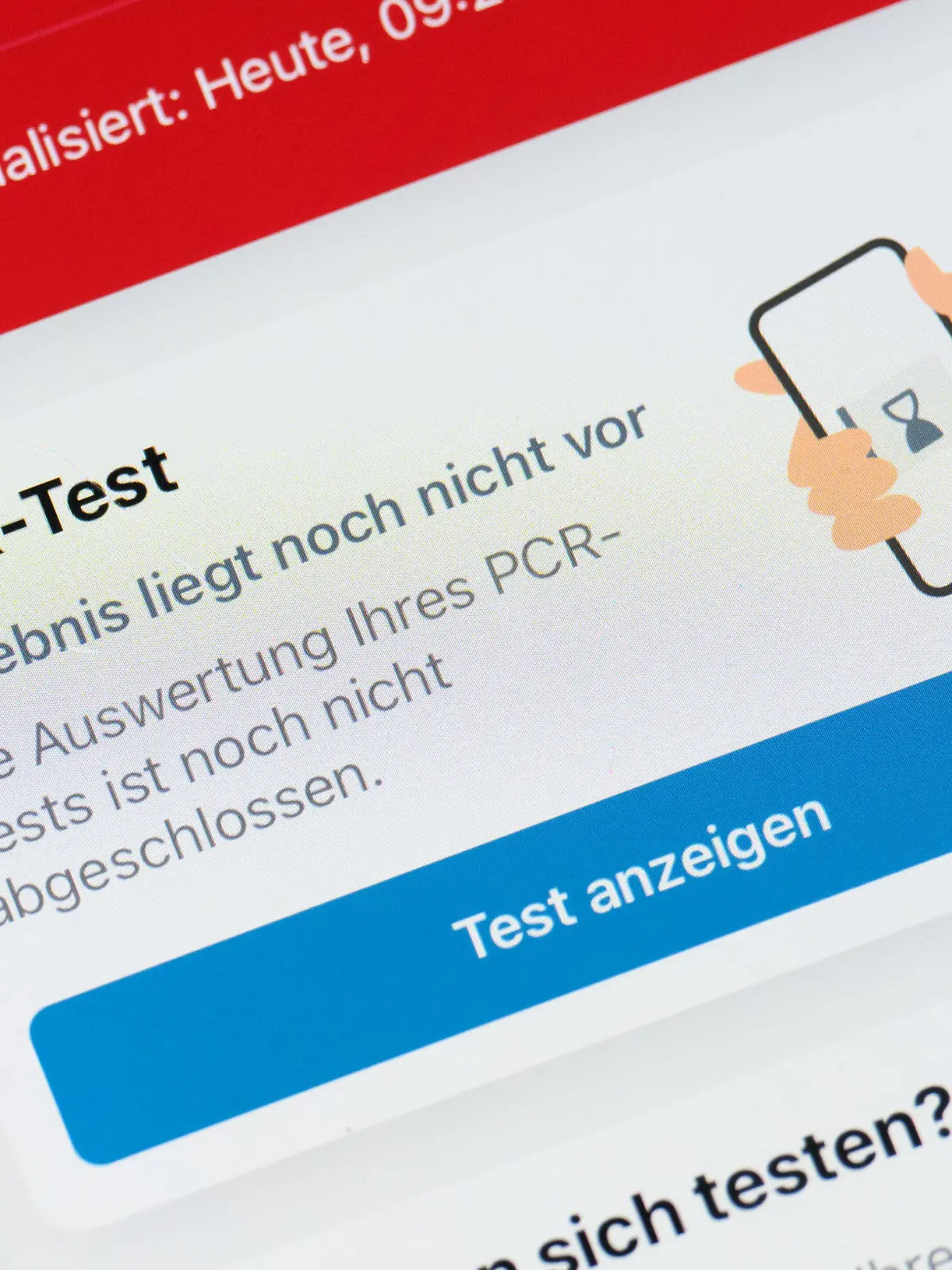 26.01.2022, Niedersachsen, Hannover: ILLUSTRATION - Auf dem Display eines Smartphones mit der Corona-Warn-App steht: ·PCR-Test - Ergebnis liegt noch nicht vor. Die Auswertung Ihres PCR-Tests ist noch nicht abgeschlossen·. Erstmals in der Corona-Pandemie sind binnen eines Tages mehr als 150 000 Neuinfektionen an das Robert Koch-Institut übermittelt worden. Wegen der sprunghaft steigenden Infektionszahlen reichen die derzeitigen Kapazitäten für die besonders genauen PCR-Tests nicht mehr aus. Foto: Julian Stratenschulte/dpa +++ dpa-Bildfunk +++