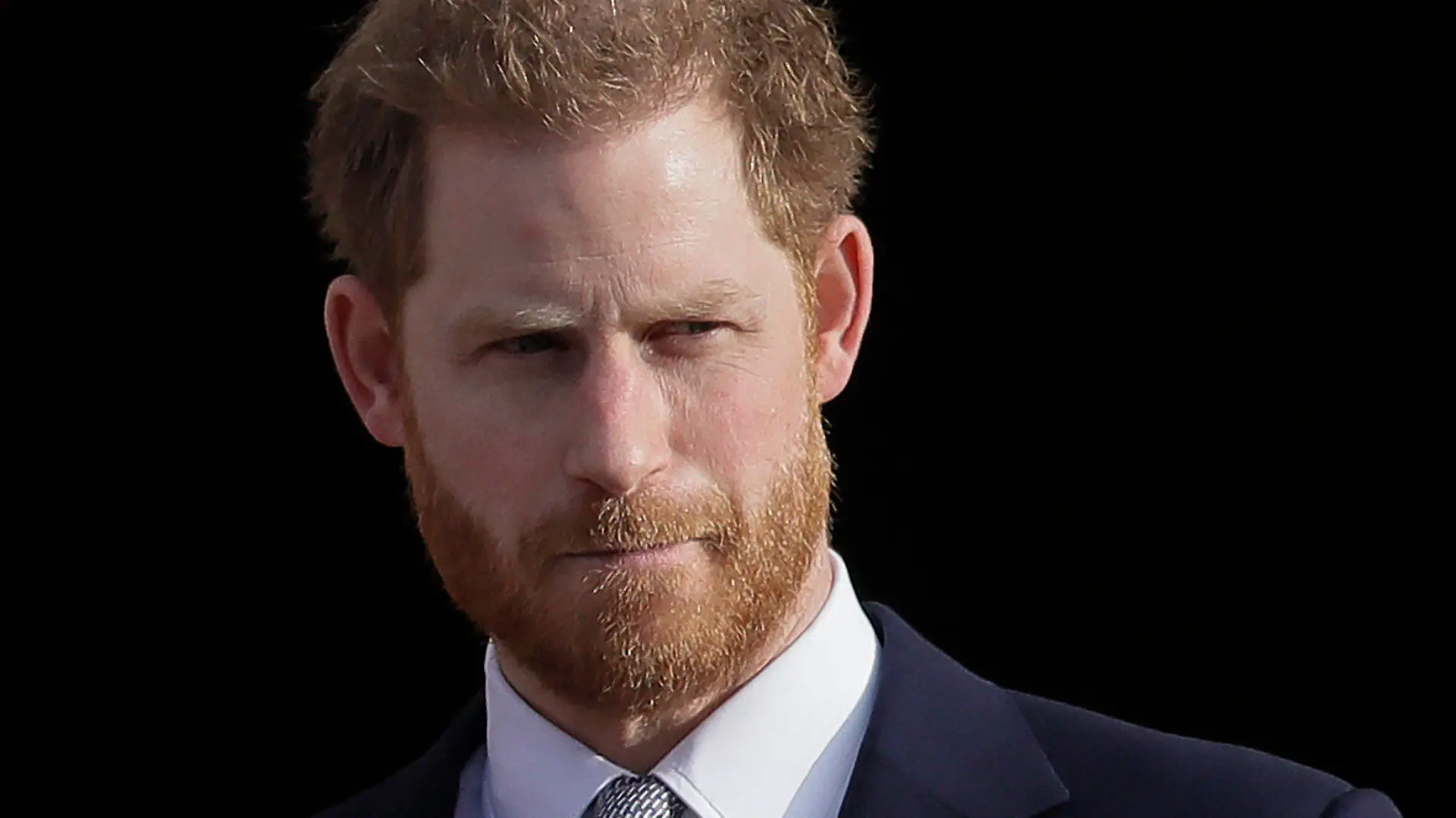 ARCHIV - 16.01.2020, Großbritannien, London: Der britische Prinz Harry steht in den Gärten des Buckingham Palast. Der in die USA ausgewanderte Prinz Harry ringt auf dem Rechtsweg um Polizeischutz bei Besuchen in seiner britischen Heimat. Sein Anwaltsteam hat der Nachrichtenagentur PA zufolge einen Antrag auf rechtliche Prüfung einer Entscheidung der britischen Regierung gestellt, während Besuchen in Großbritannien nicht persönlich für Polizeischutz für ihn und seine Familie aufkommen zu dürfen. (zu dpa "Prinz Harry ringt mit britischer Heimat um Polizeischutz") Foto: Kirsty Wigglesworth/AP/dpa +++ dpa-Bildfunk +++