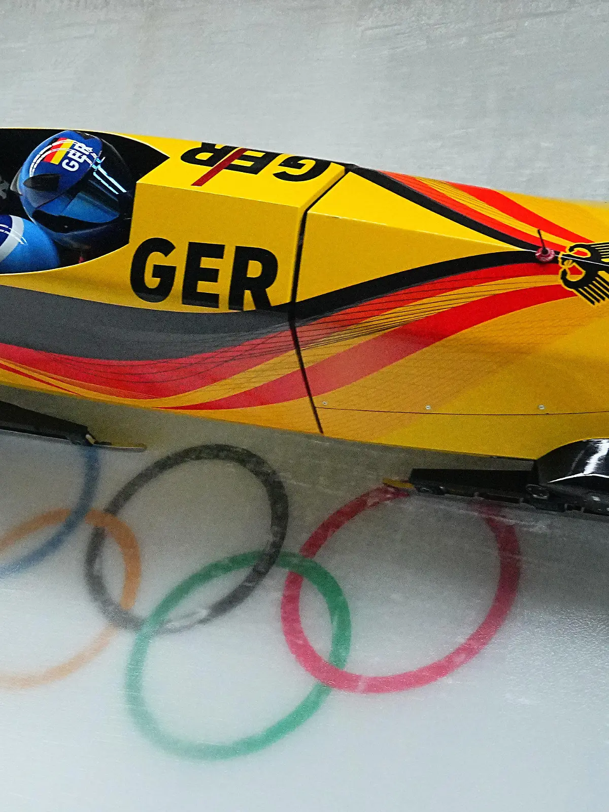 14.02.2022, China, Yanqing: Olympia, Bob, Zweierbob, Männer, 1. Lauf im National Sliding Centre, Francesco Friedrich aus Deutschland in Aktion. Foto: Michael Kappeler/dpa +++ dpa-Bildfunk +++