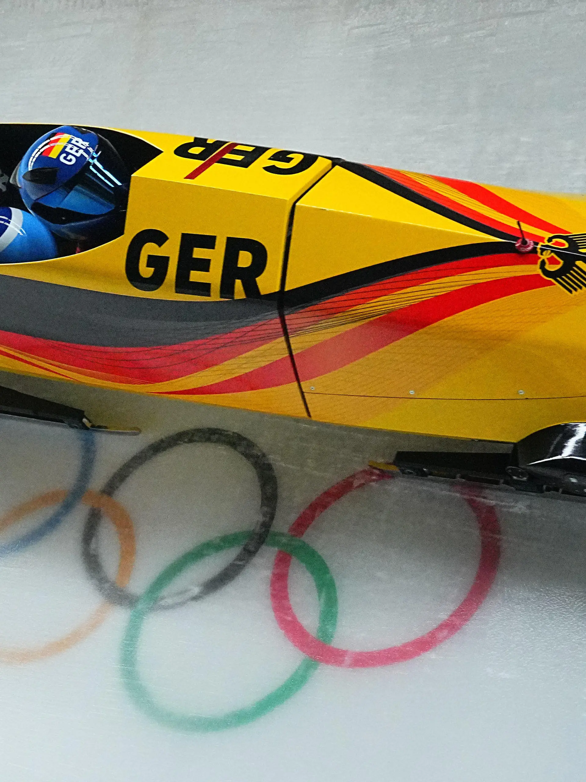 14.02.2022, China, Yanqing: Olympia, Bob, Zweierbob, Männer, 1. Lauf im National Sliding Centre, Francesco Friedrich aus Deutschland in Aktion. Foto: Michael Kappeler/dpa +++ dpa-Bildfunk +++