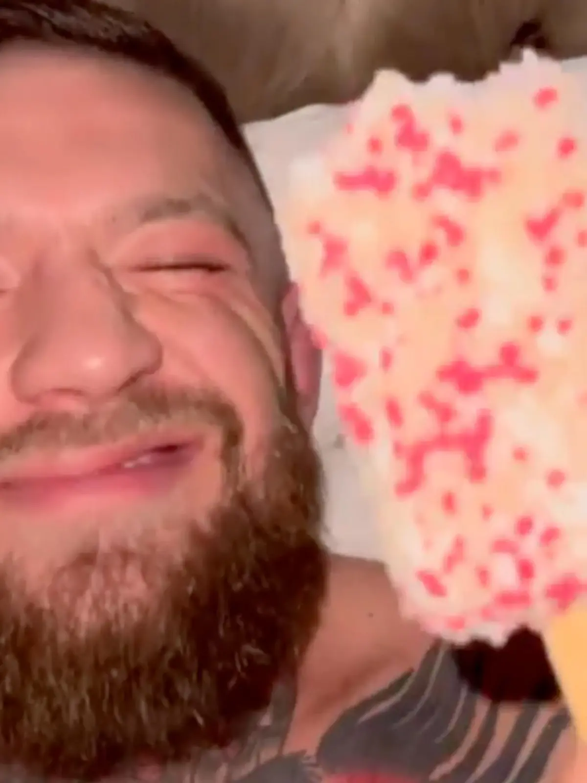 Conor McGregor isst zugedröhnt ein Eis.