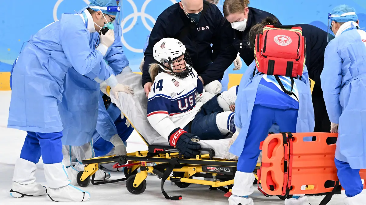 220203 -- BEIJING, Feb. 3, 2022 -- Brianna Decker of the United States is helped off the ice rink by medical staff during the women s Ice hockey, Eishockey preliminary round Group A match between Finland and the United States at Wukesong Sports Center in Beijing, China, Feb. 3, 2022. BEIJING2022CHINA-BEIJING-OLYMPIC Winter games, Winterspiele,Spiele, Summer games ICE HOCKEY-WOMEN S PRELIMINARY-USA VS FIN CN WangxFei PUBLICATIONxNOTxINxCHN