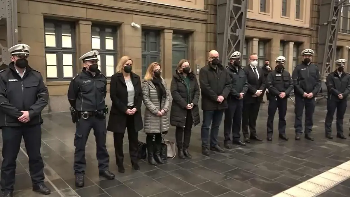 Bundesinnenministerin Nanzy Faeser bei Gedenkminute im Frankfurter Hauptbahnhof