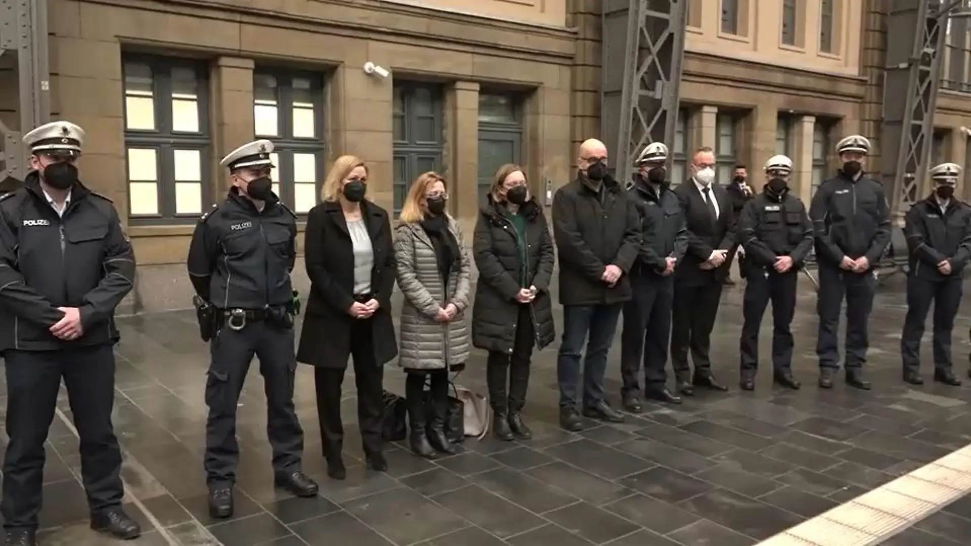 Bundesinnenministerin Nanzy Faeser bei Gedenkminute im Frankfurter Hauptbahnhof