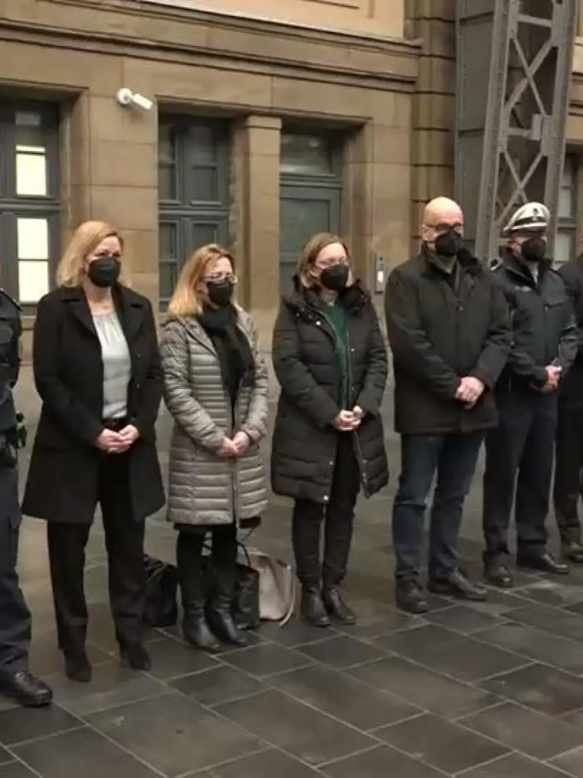 Bundesinnenministerin Nanzy Faeser bei Gedenkminute im Frankfurter Hauptbahnhof