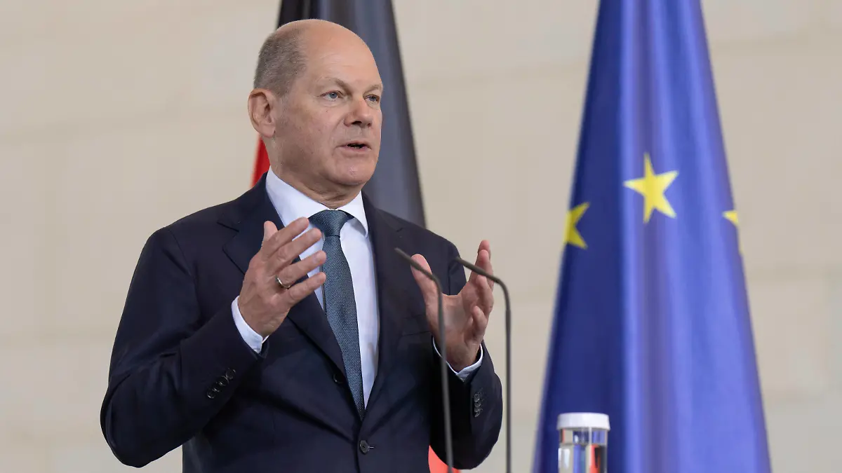 RECORD DATE NOT STATED Bundeskanzler Olaf Scholz Staatsbesuch vom Präsidenten der Ukraine, Wolodymyr Selensky. Begrüßung mit militärischen Ehren im Bundeskanzleramt in Berlin durch Bundeskanzler Olaf Scholz, Pressekonferenz Berlin Berlin GER *** Chancellor Olaf Scholz State visit by the President of Ukraine, Volodymyr Selensky Welcome with military honors at the Federal Chancellery in Berlin by Chancellor Olaf Scholz, press conference Berlin Berlin GER