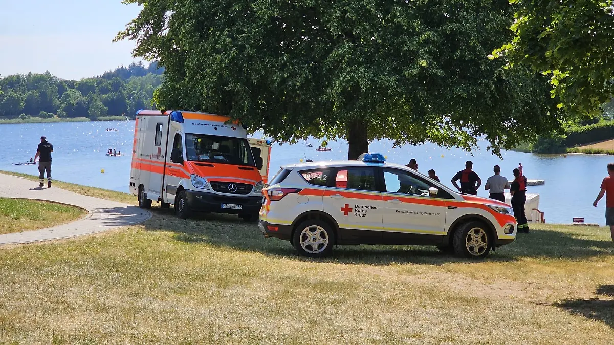 11.06.2023, Saarland, Losheim: Polizei und Feuerwehr sind am Losheimer See im Einsatz. Ein siebenjähriger Junge ist bei einem Badeunfall in dem Stausee ertrunken. Foto: BeckerBredel/dpa +++ dpa-Bildfunk +++