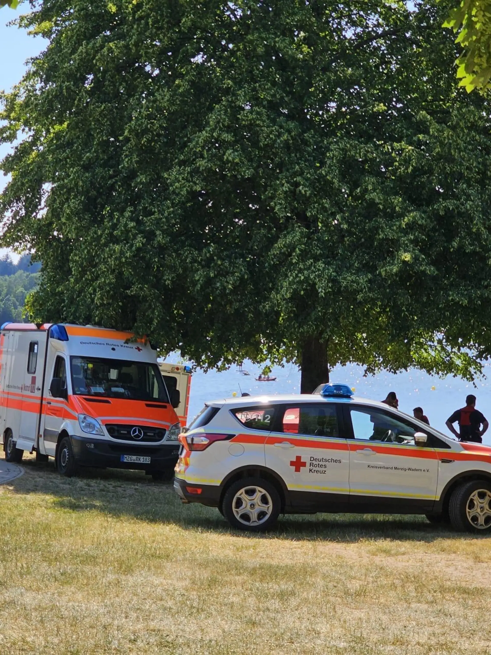 11.06.2023, Saarland, Losheim: Polizei und Feuerwehr sind am Losheimer See im Einsatz. Ein siebenjähriger Junge ist bei einem Badeunfall in dem Stausee ertrunken. Foto: BeckerBredel/dpa +++ dpa-Bildfunk +++
