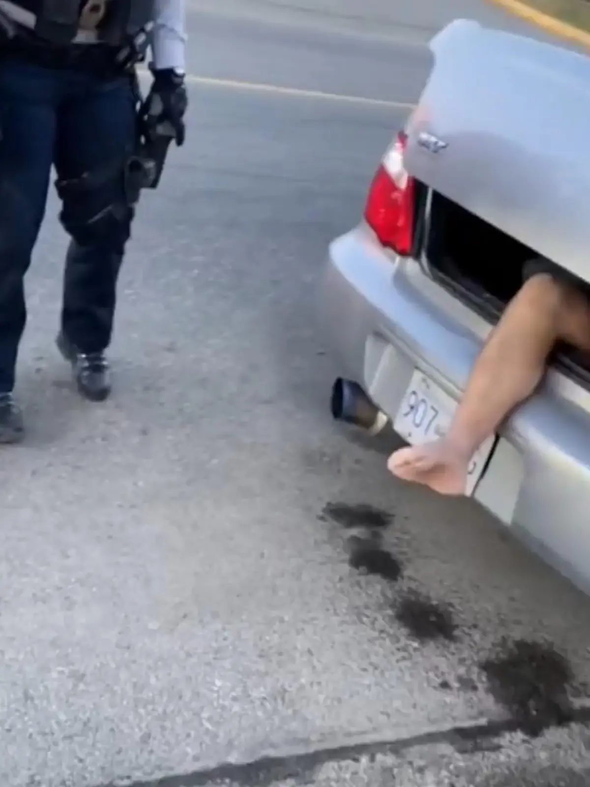 Ein Mann versteckt sich dreit Tage lang in dem Auto von Bethany Coke. Laut ihrer Aussagen hat sie Schlamm auf dem Beifahrersitz gefunden, aber hatte sich nichts dabei gedacht. Sie sei zur Arbeit gefahren, einkaufen oder Essen holen gefahren - unwissentlich mit einem nackten Mann im Auto. Nach drei Tagen entdeckte sie ihn und rief die Polizei, die ihn dann aus dem Auto herausholte.